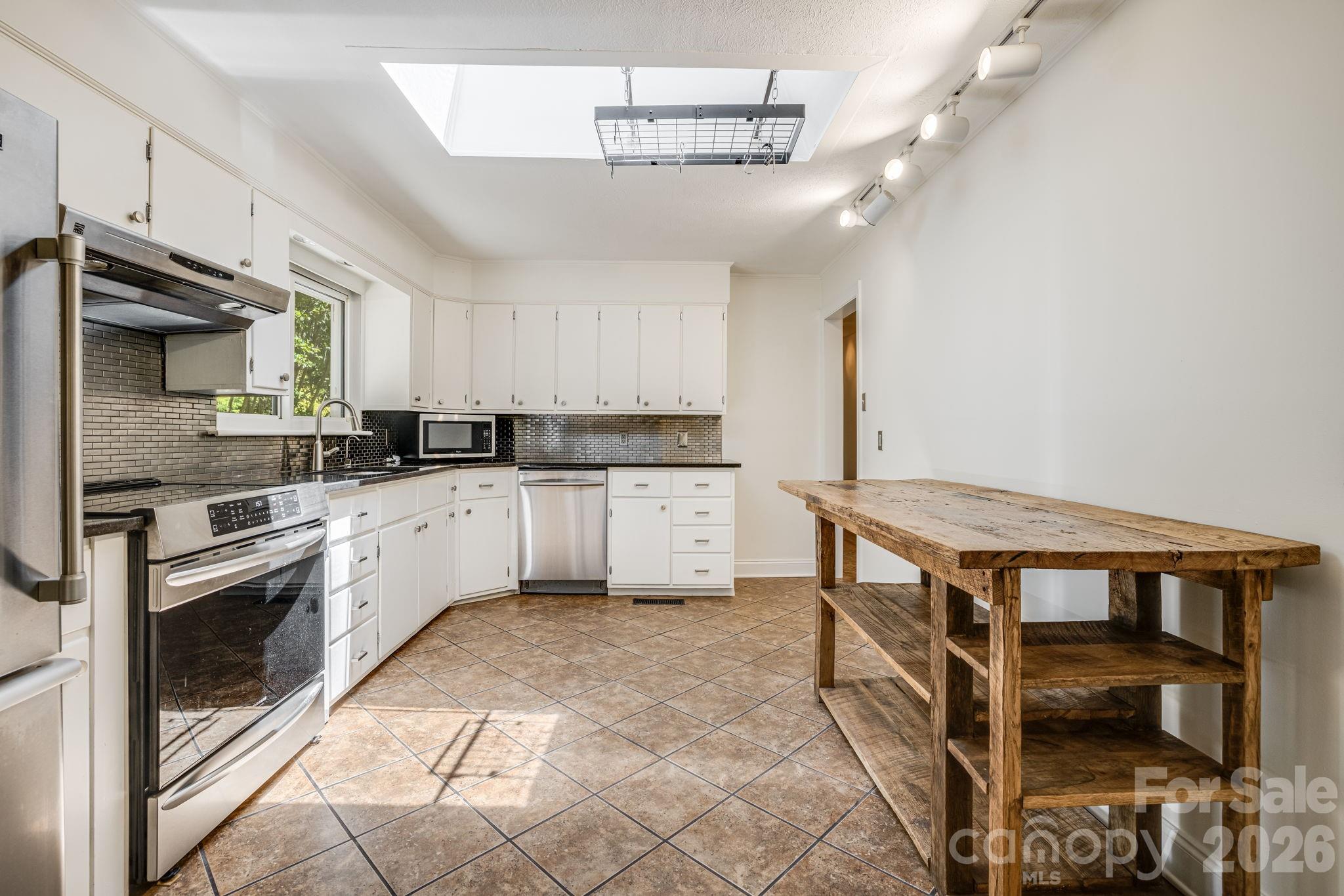 78 Grovewood Road Property Photo 3