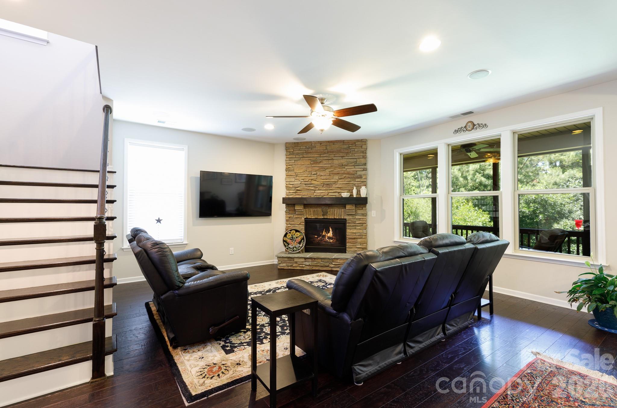 418 Inverness Place Property Photo 7