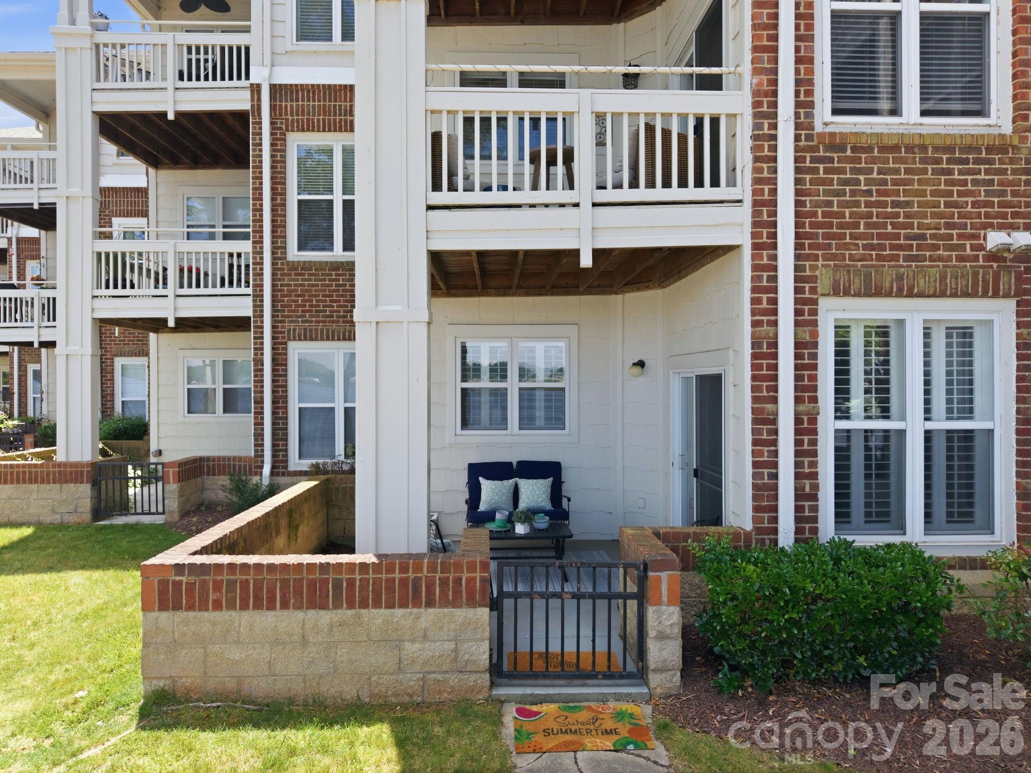 915 Northeast Drive 4 Property Photo 3