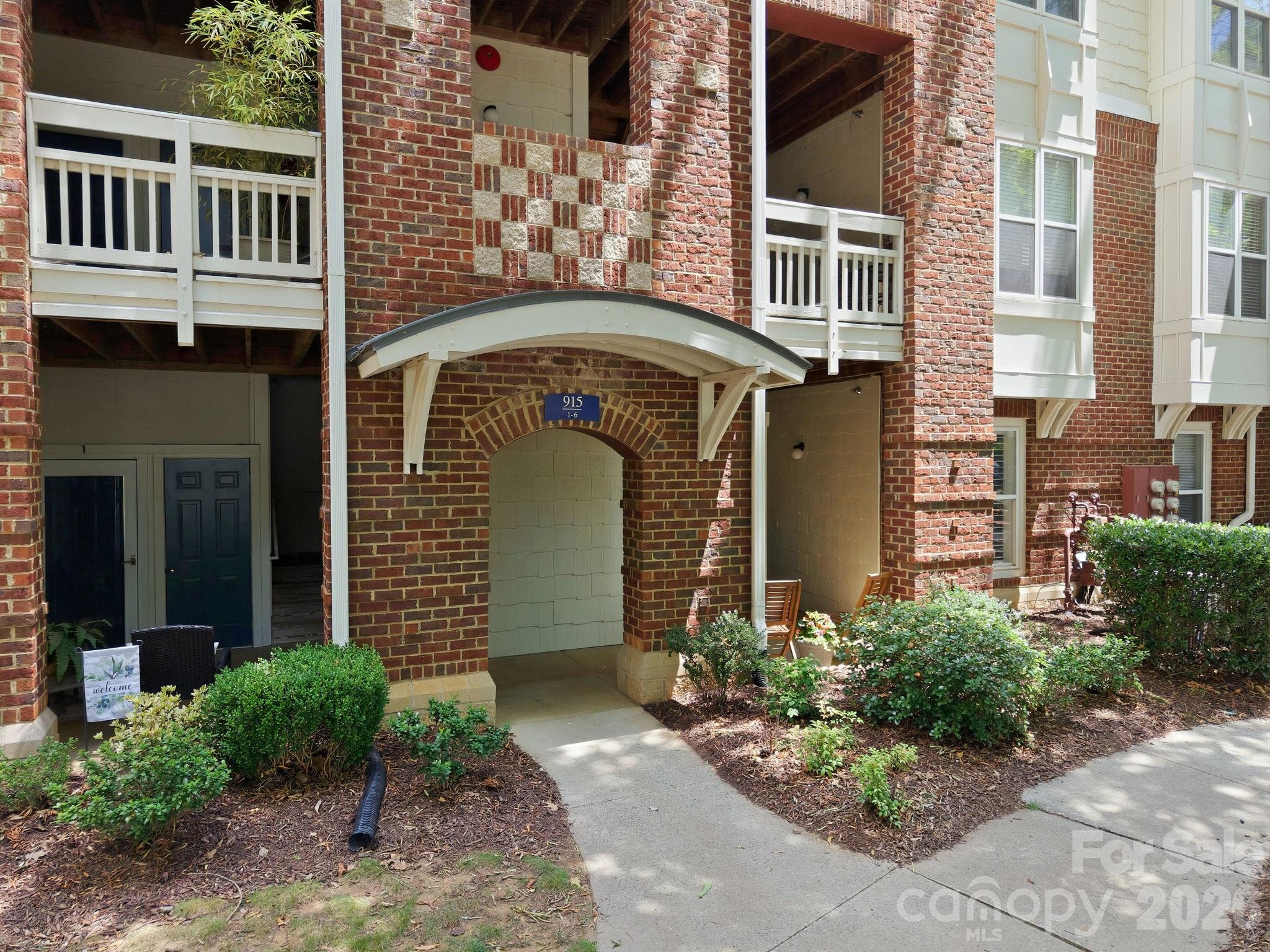 915 Northeast Drive 4 Property Photo 11