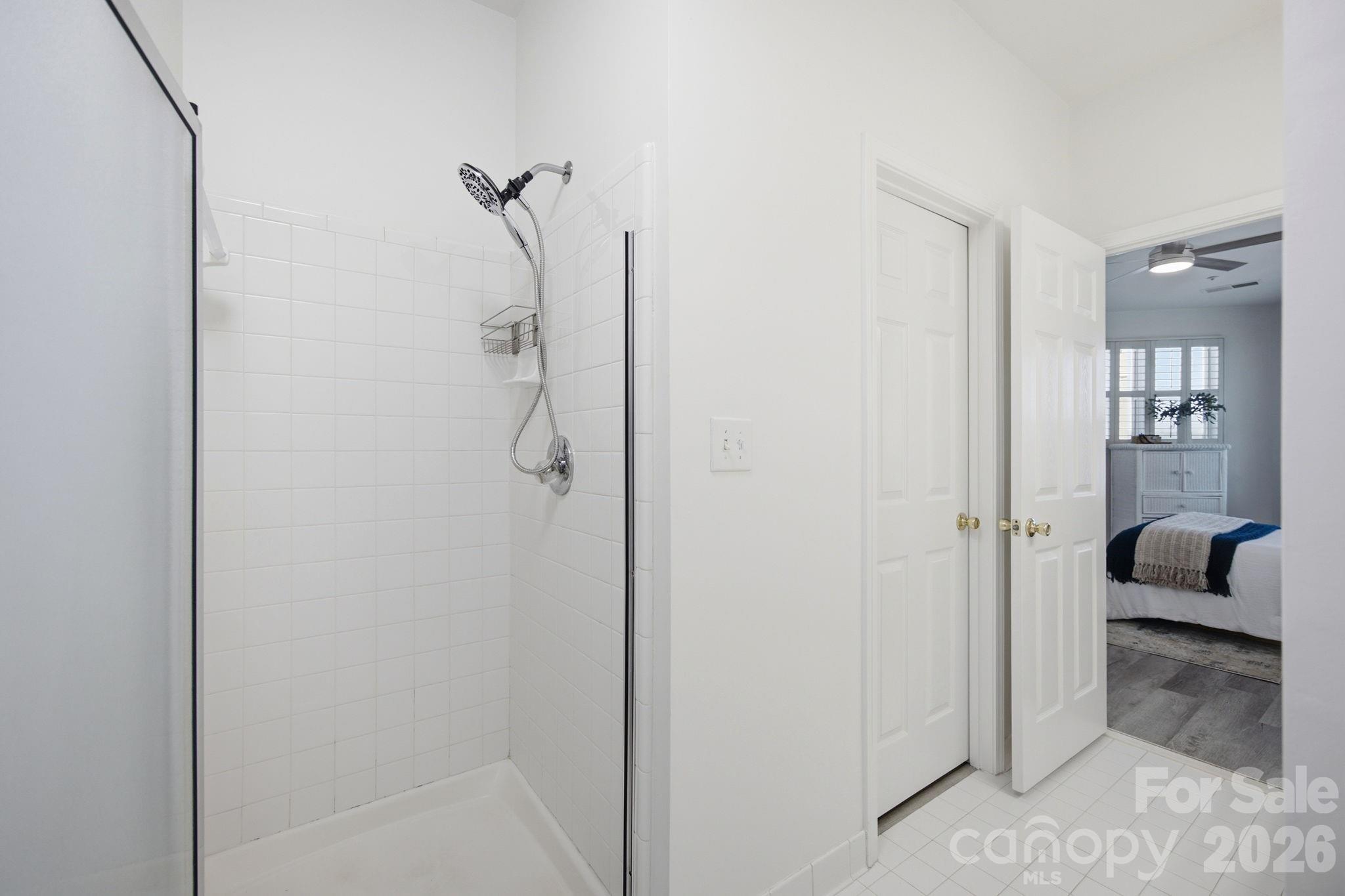 915 Northeast Drive 4 Property Photo 28