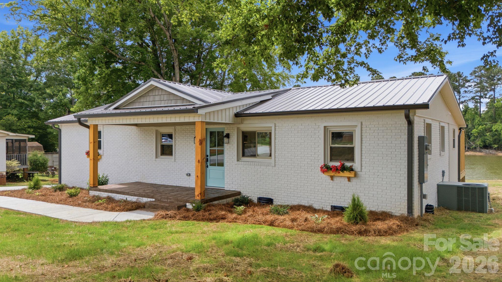 2516 Riverview Road Property Photo 1