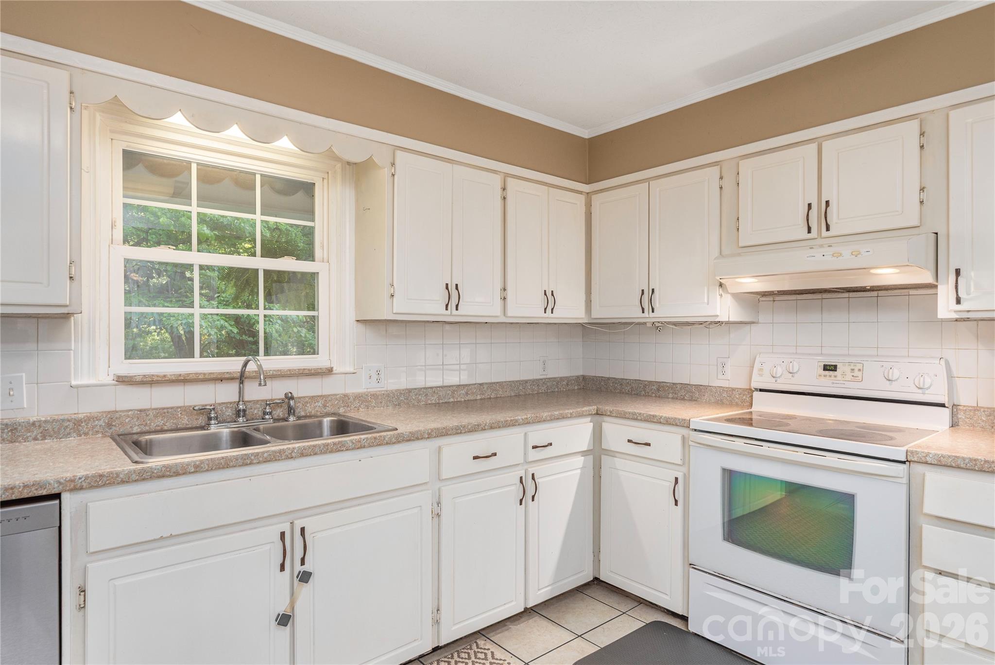 142 Whisperwood Drive 19 Property Photo 14