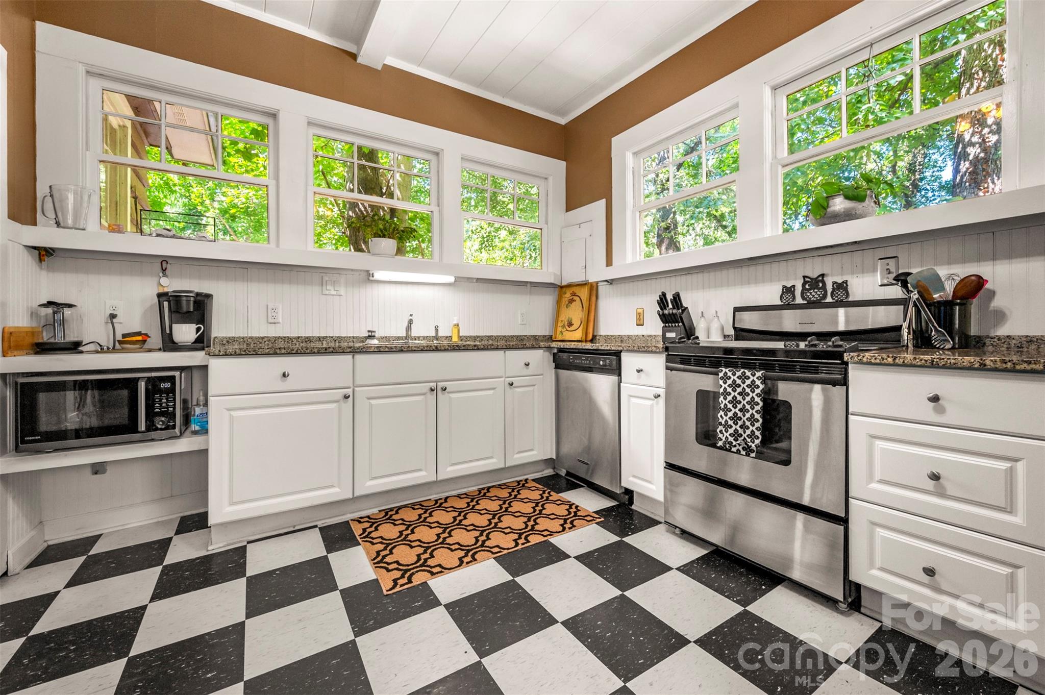 415 E Lakeshore Drive Property Photo 9