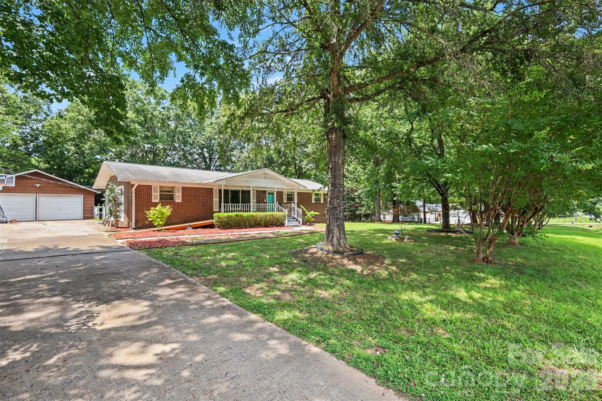953 Twin Lakes Road Property Photo 1