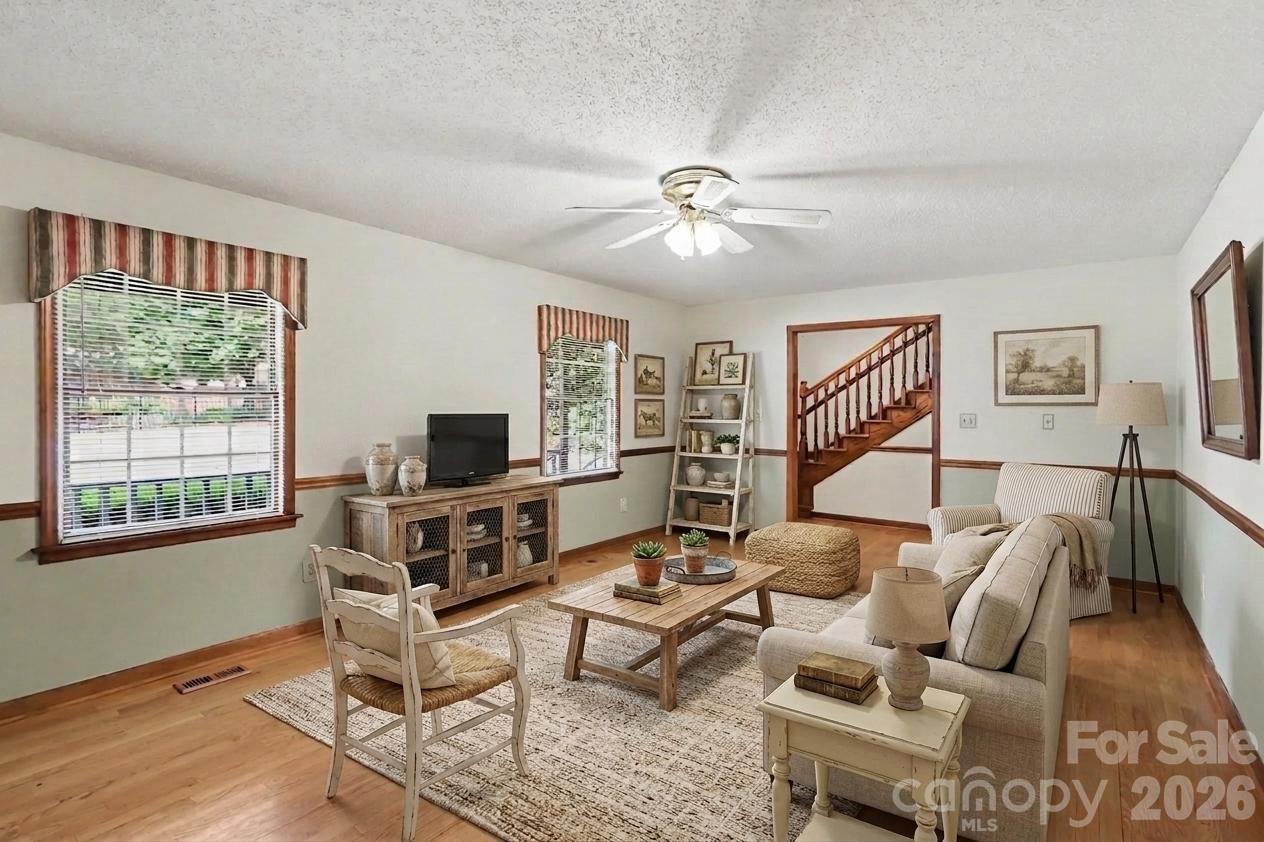 124 E Catawba Avenue Property Photo 2