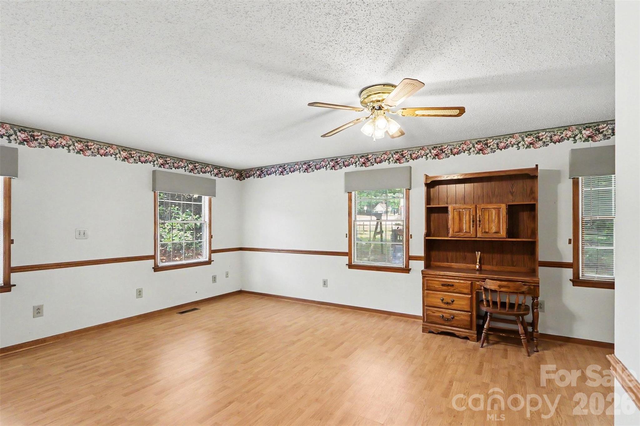 124 E Catawba Avenue Property Photo 14