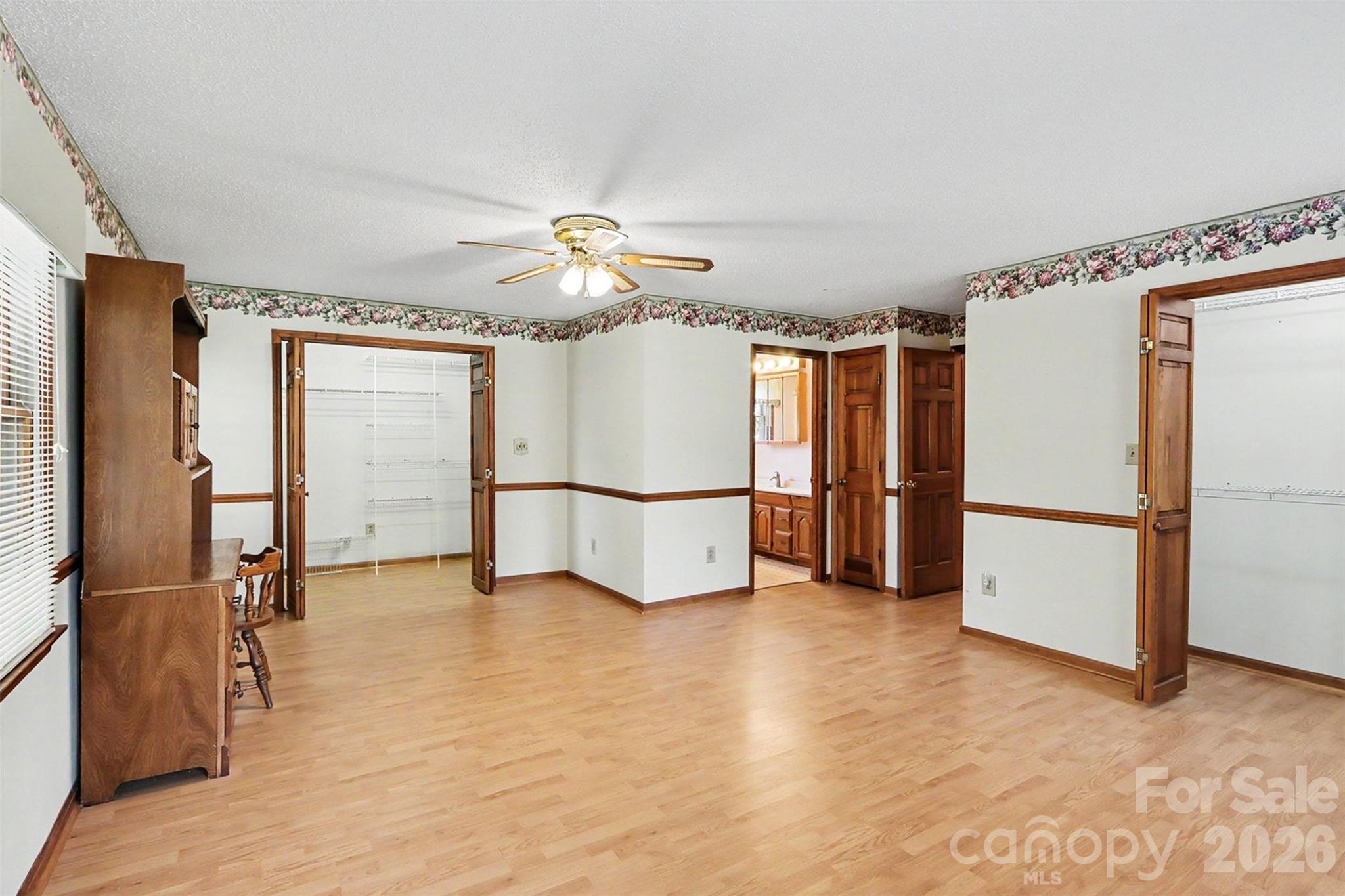 124 E Catawba Avenue Property Photo 15