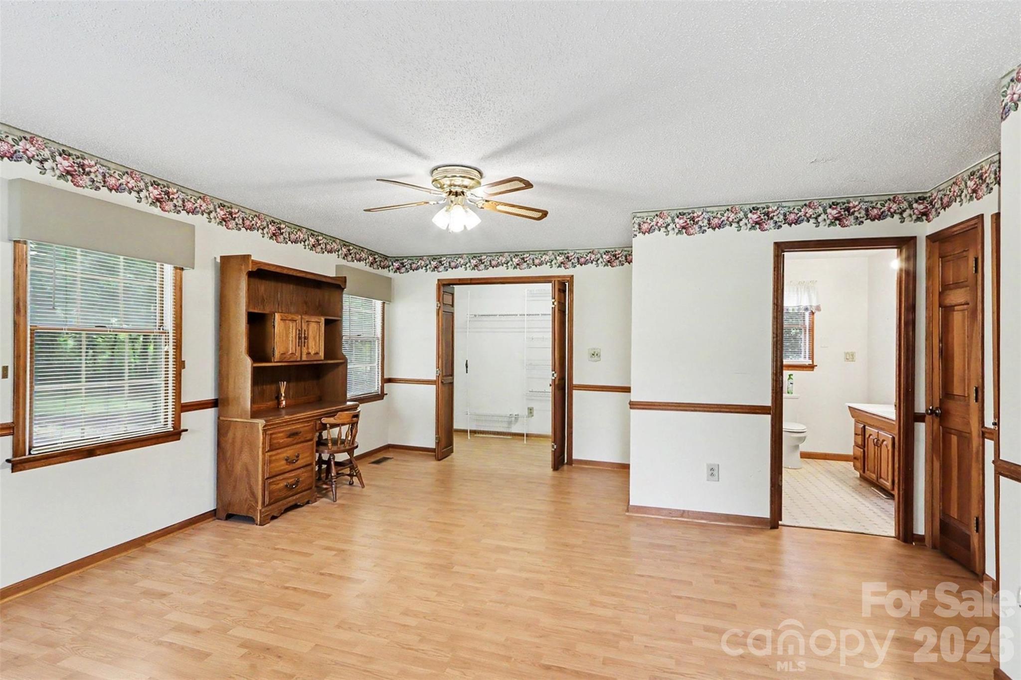 124 E Catawba Avenue Property Photo 16