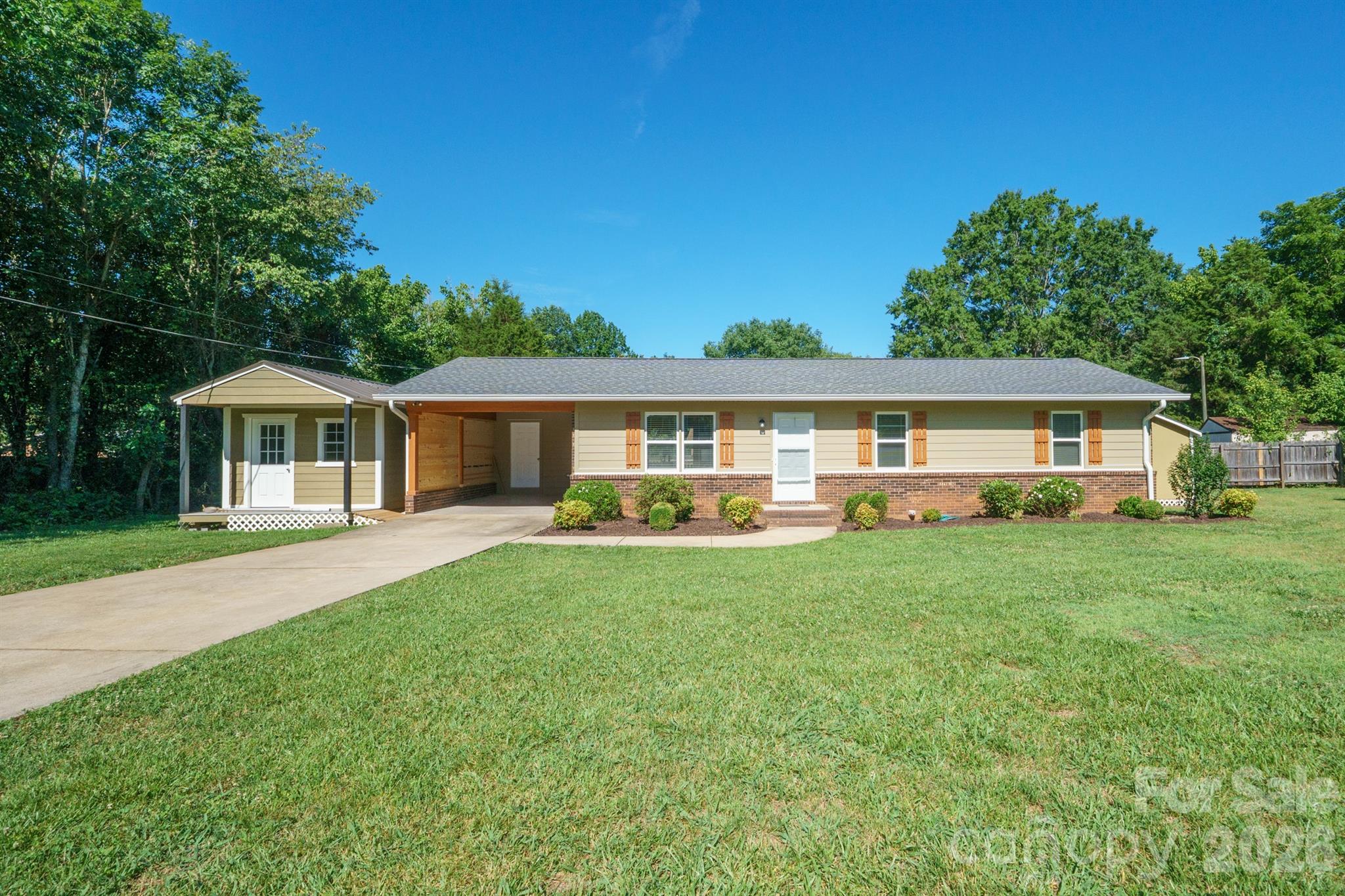 111 Lois Court Property Photo 1