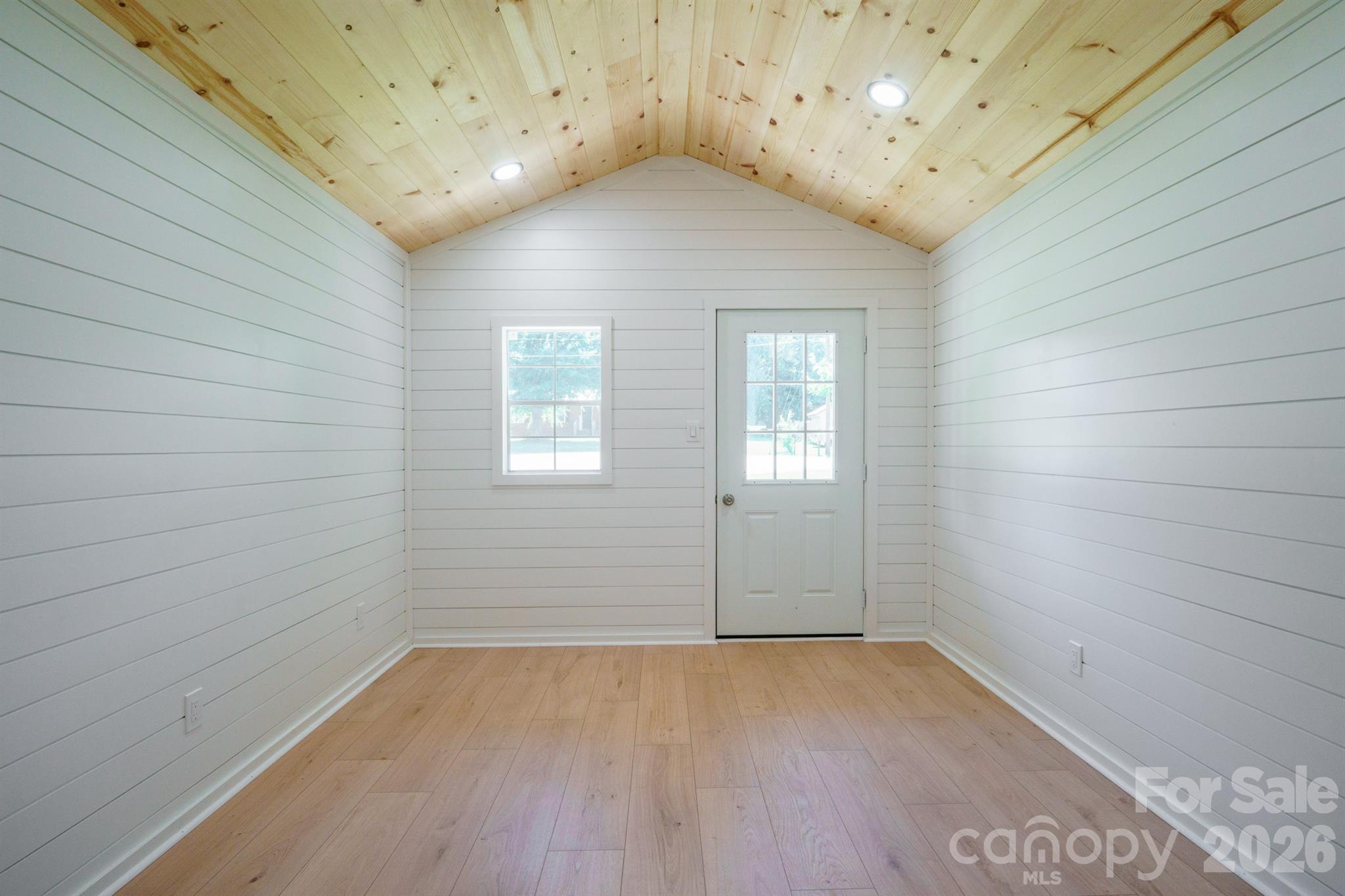 111 Lois Court Property Photo 28