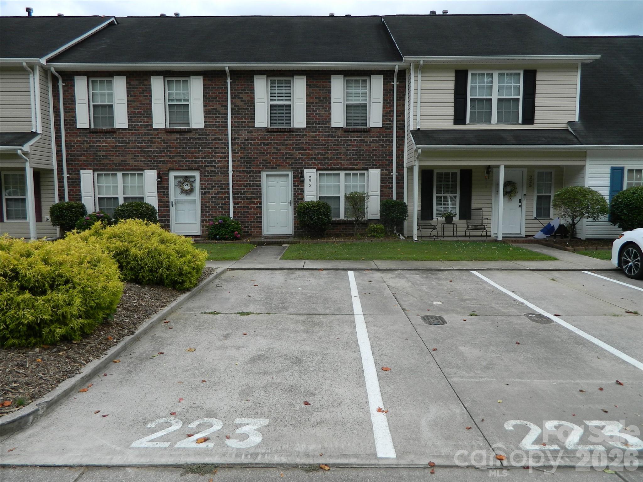 223 Linkside Court Property Photo 1