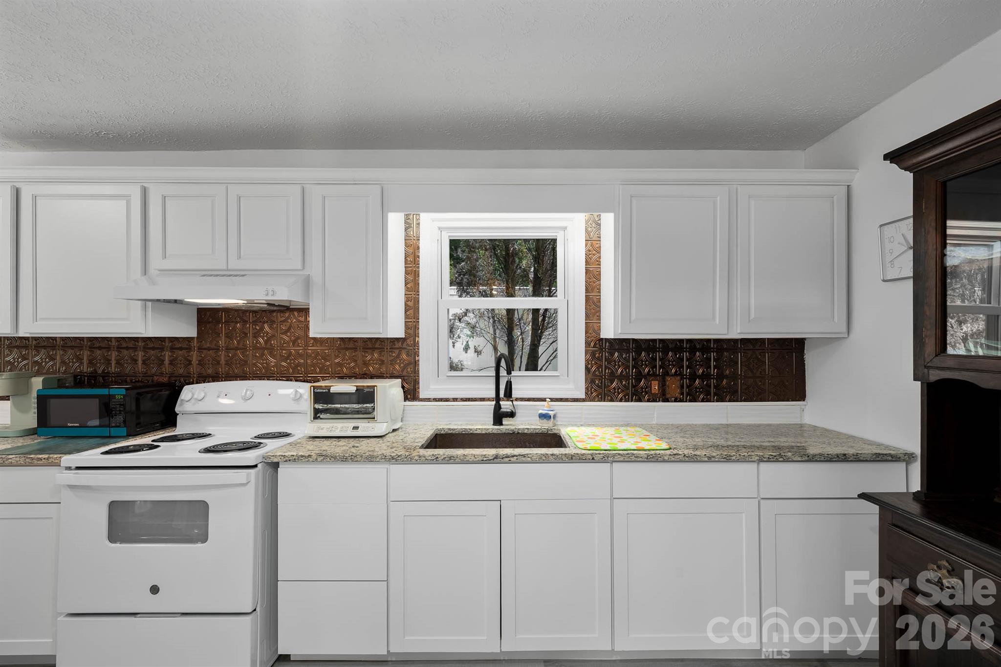 389 Rollins Road Property Photo 12