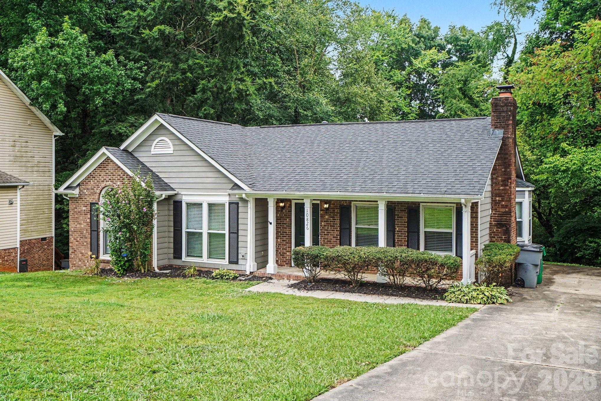 10826 Hunters Trace Court Property Photo 2