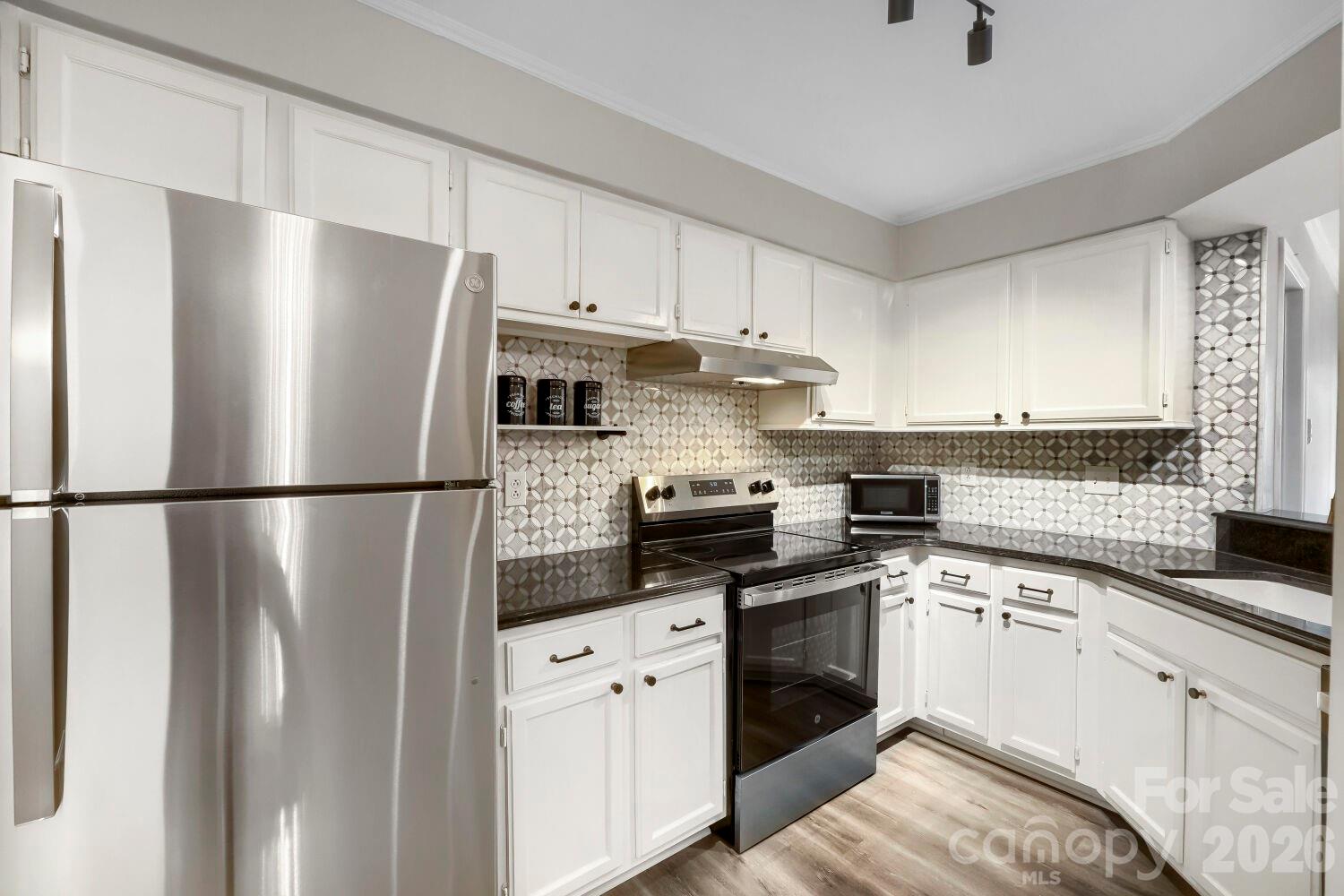 2520 Stradbrook Drive Property Photo 1
