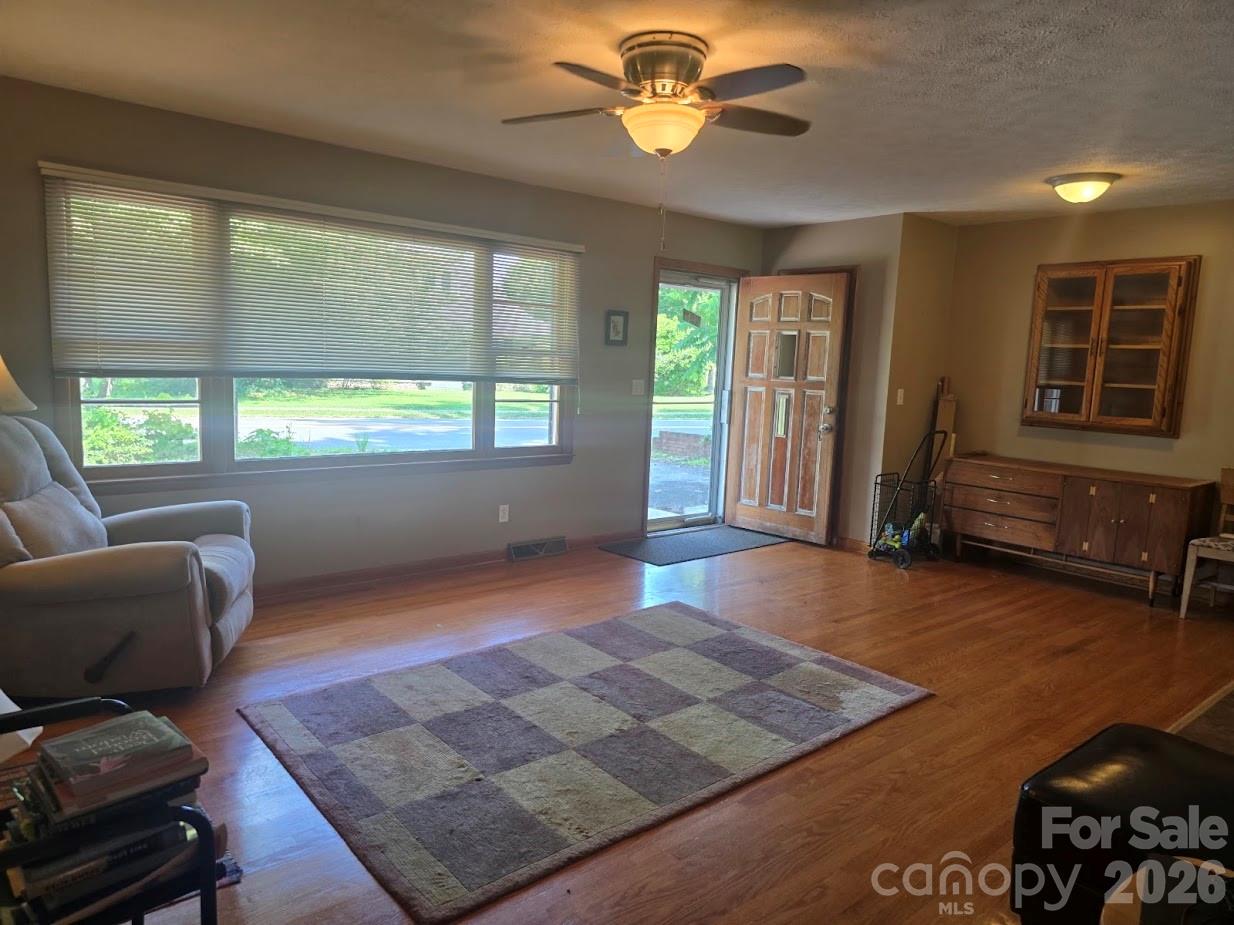 629 Willow Road Property Photo 6