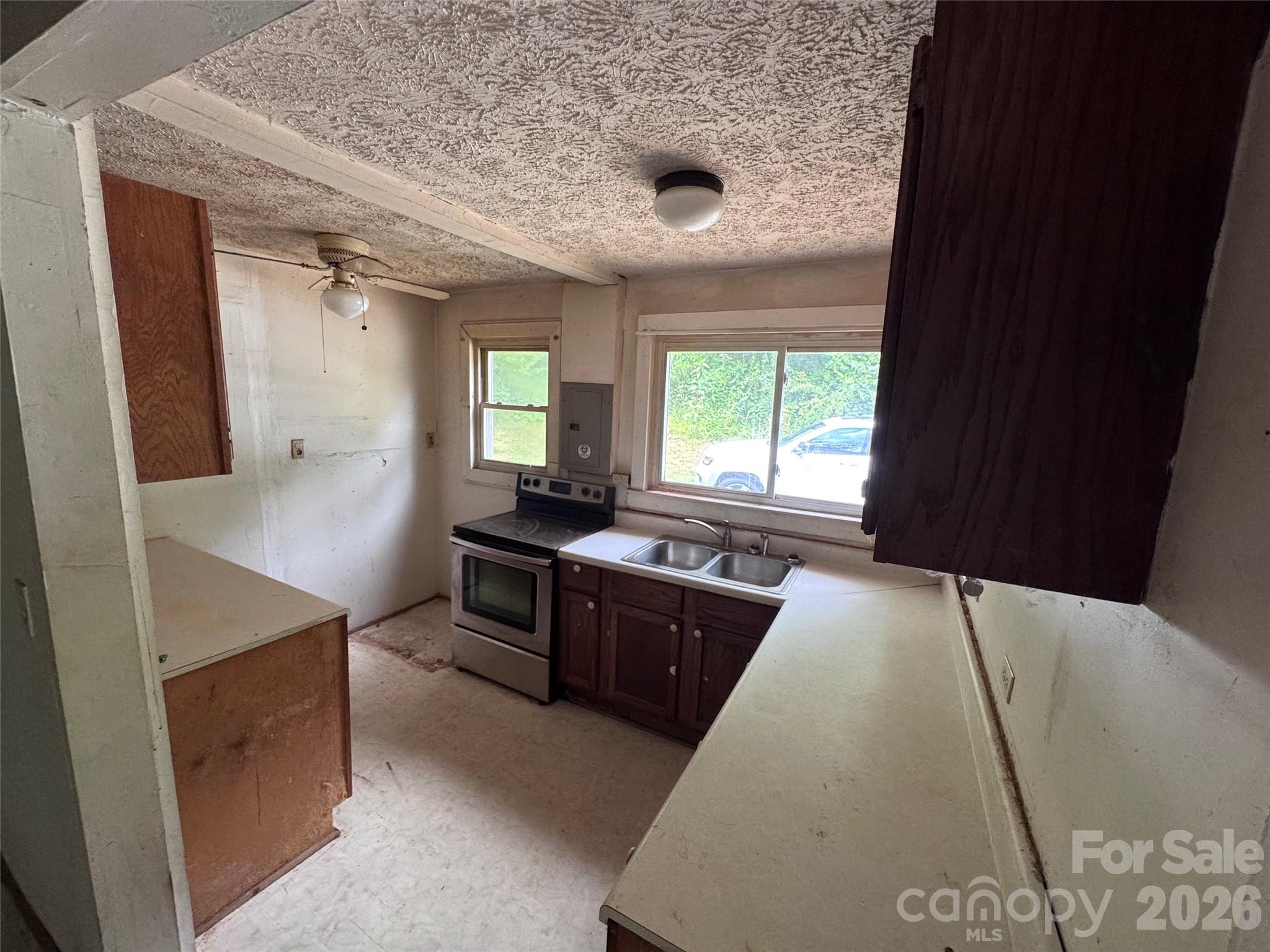 400 & 402 Sharon Road Property Photo 11