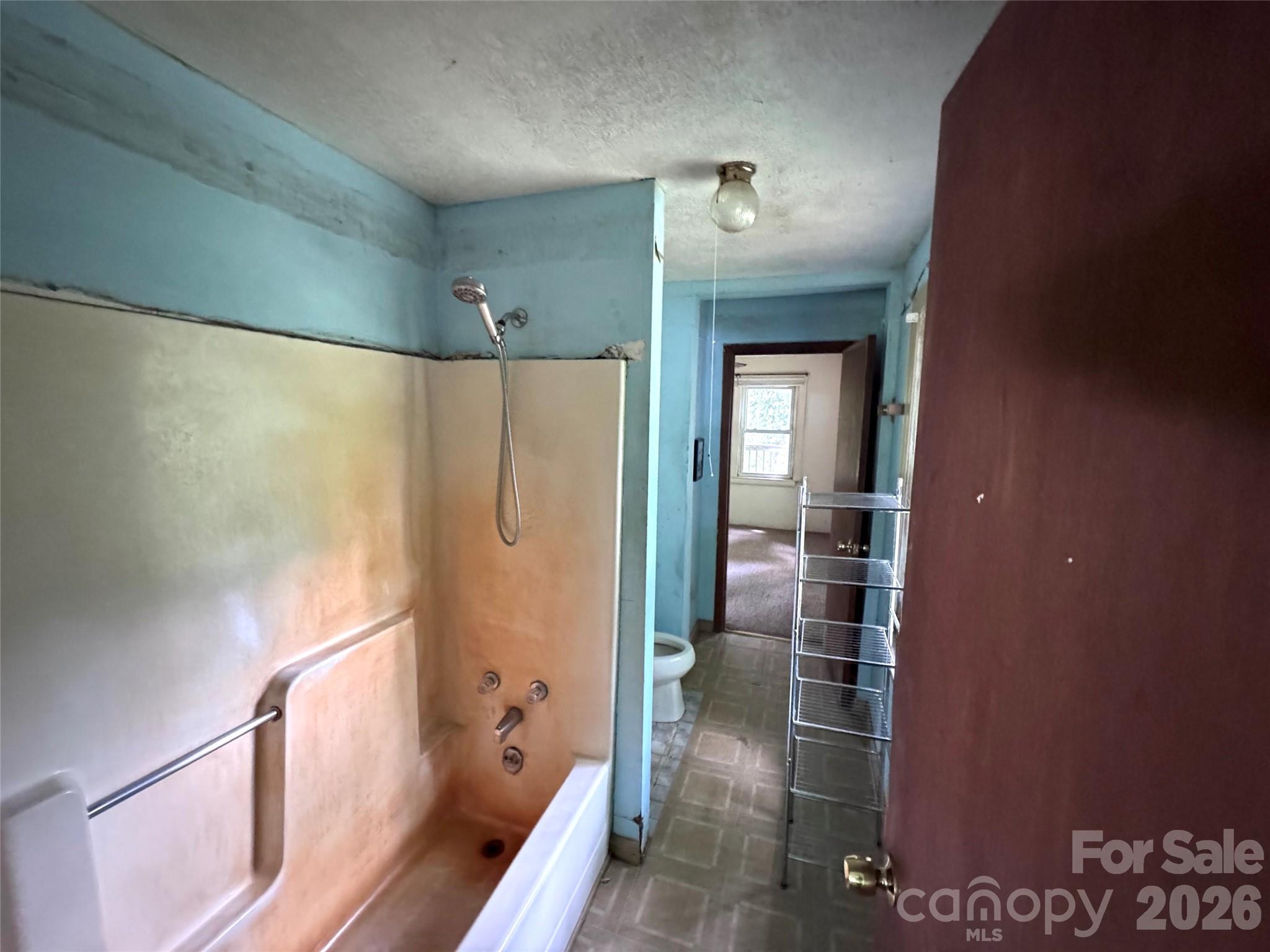 400 & 402 Sharon Road Property Photo 16