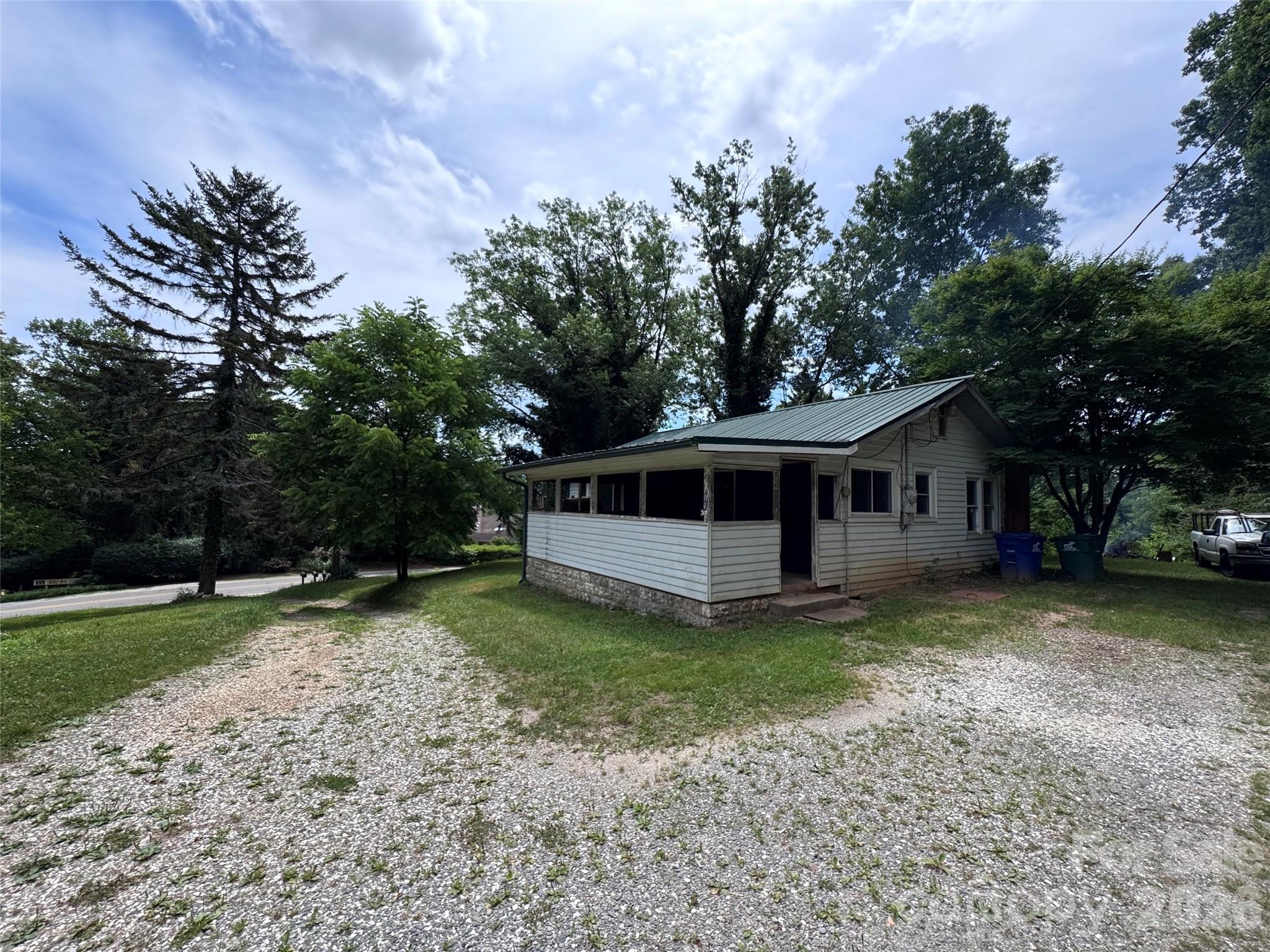 400 & 402 Sharon Road Property Photo 19