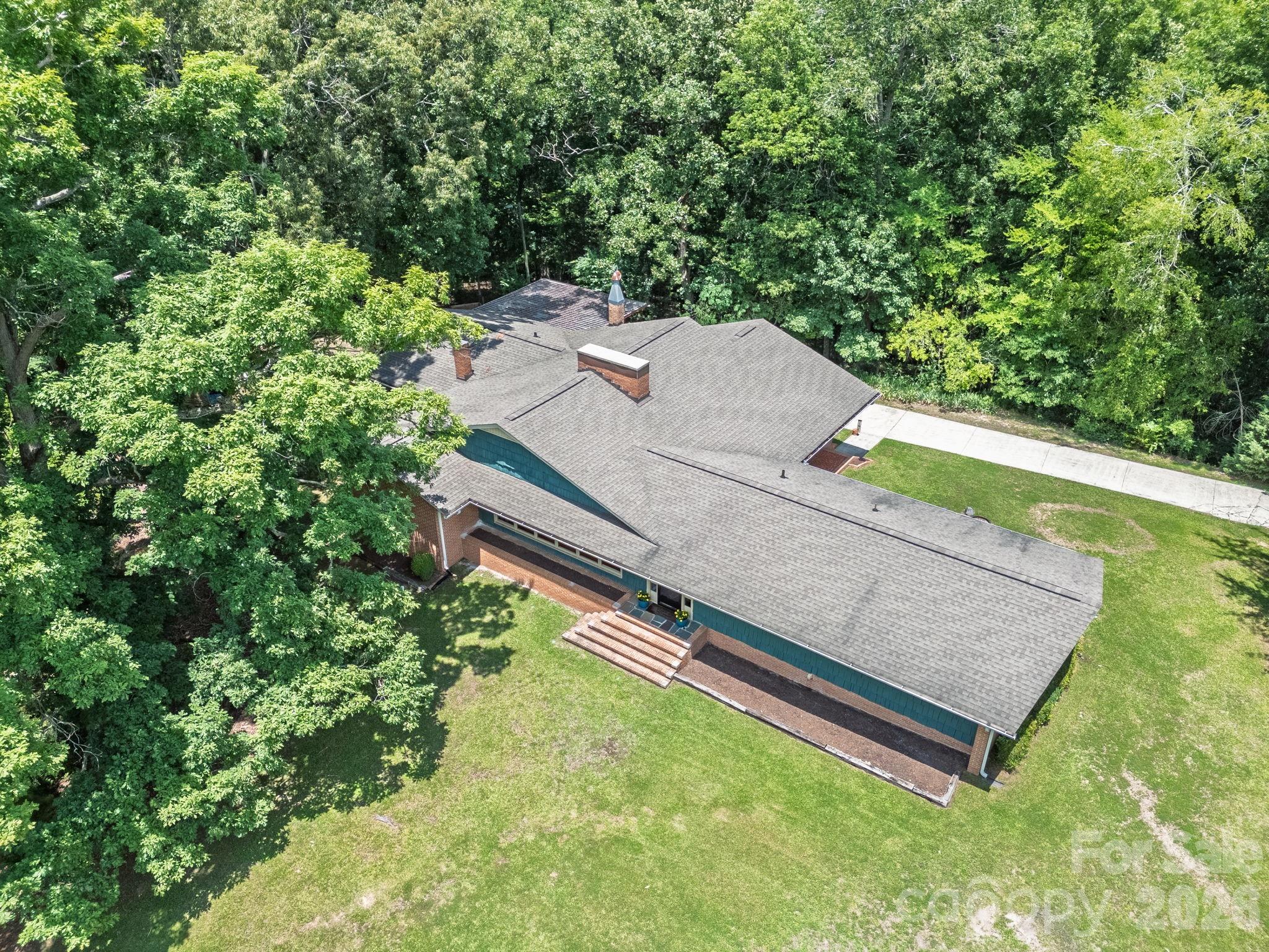 112 Crestwood Circle Property Photo 2