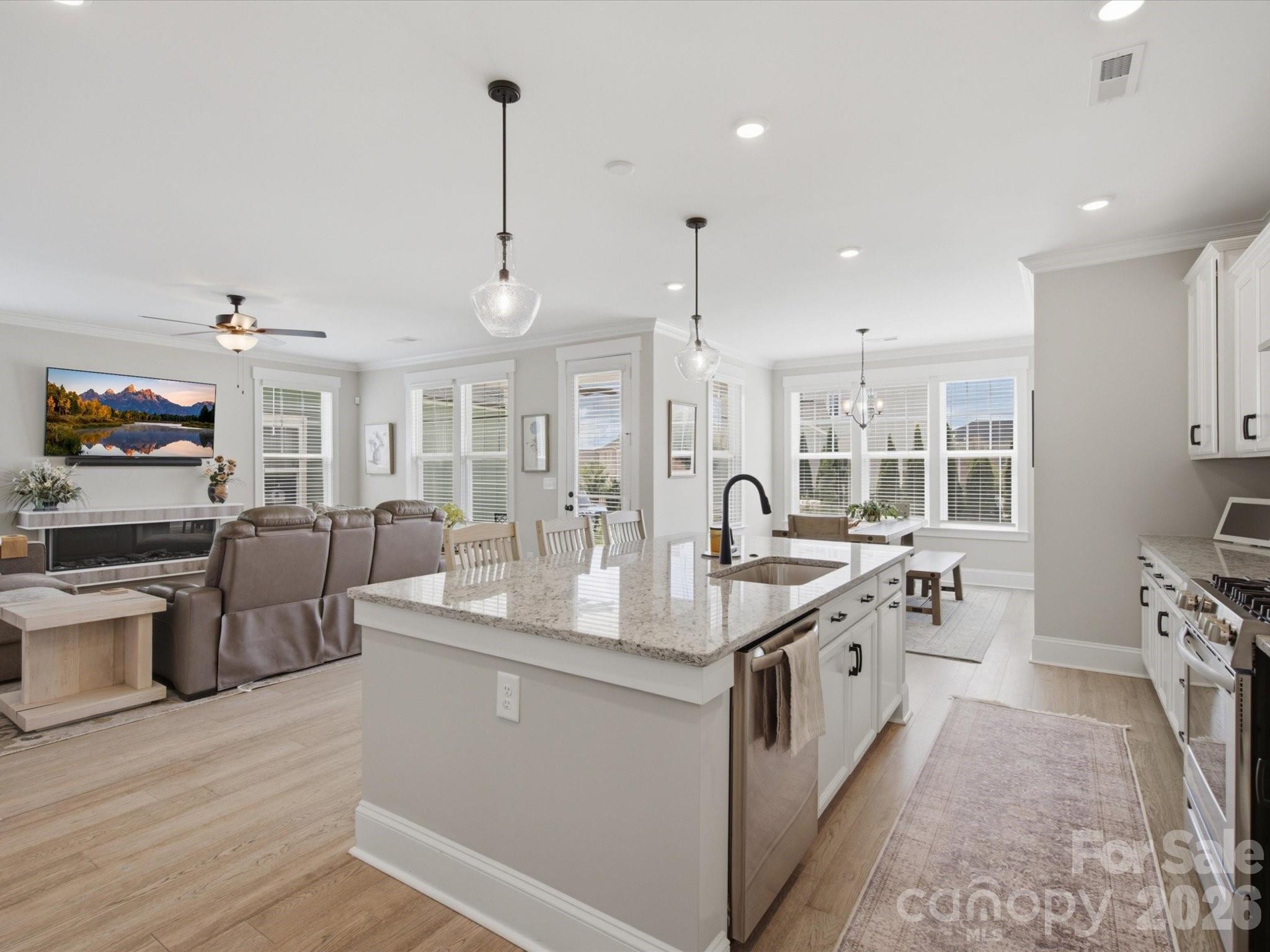 364 Luray Way Property Photo 4