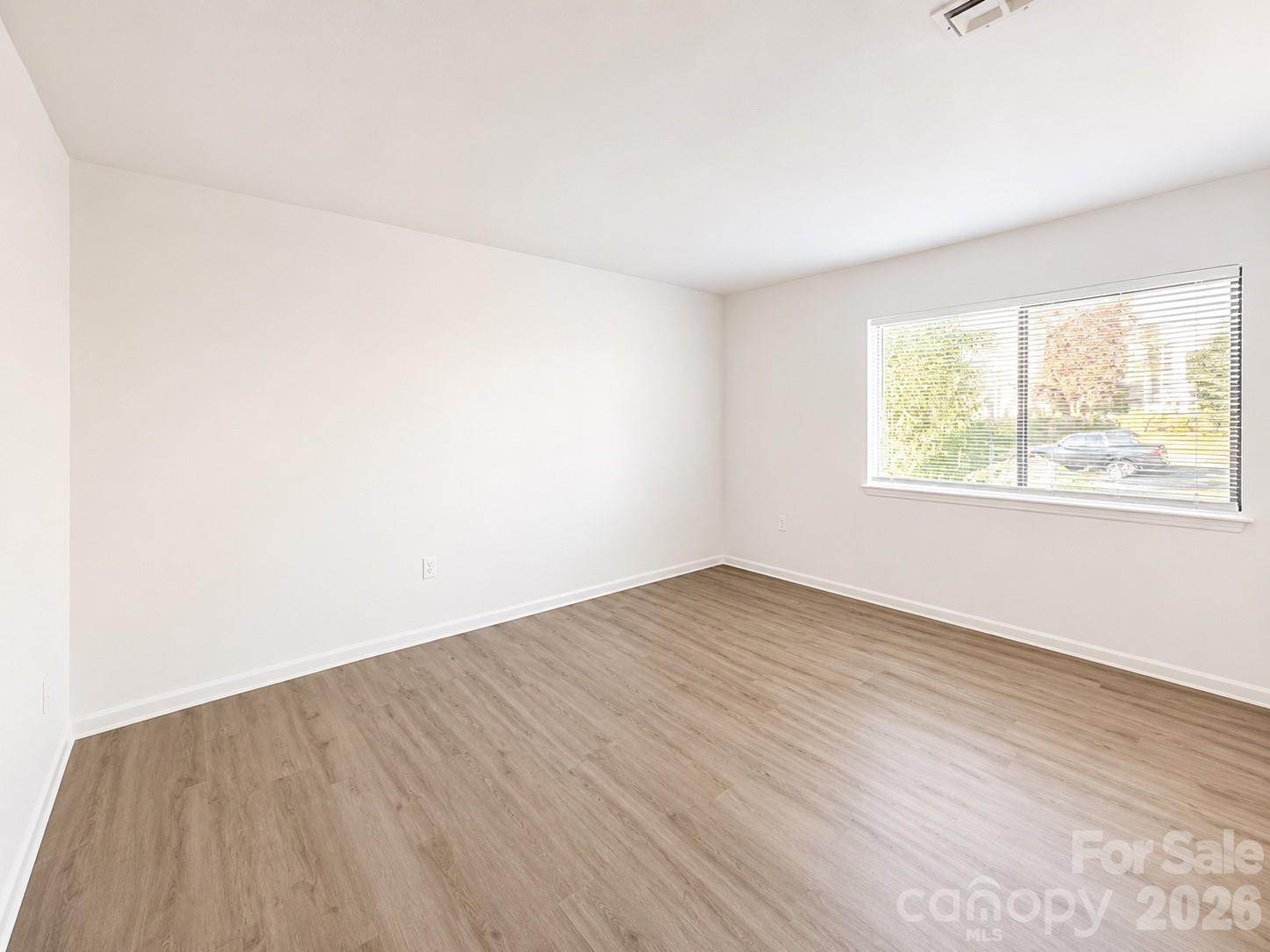 4822 Spring Lake Drive D Property Photo 4