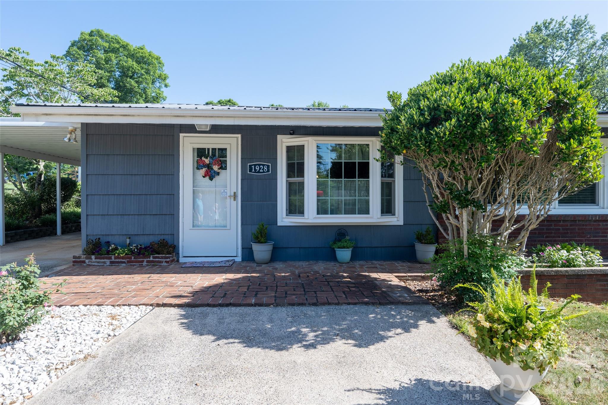 1928 Marigold Lane Property Photo 4