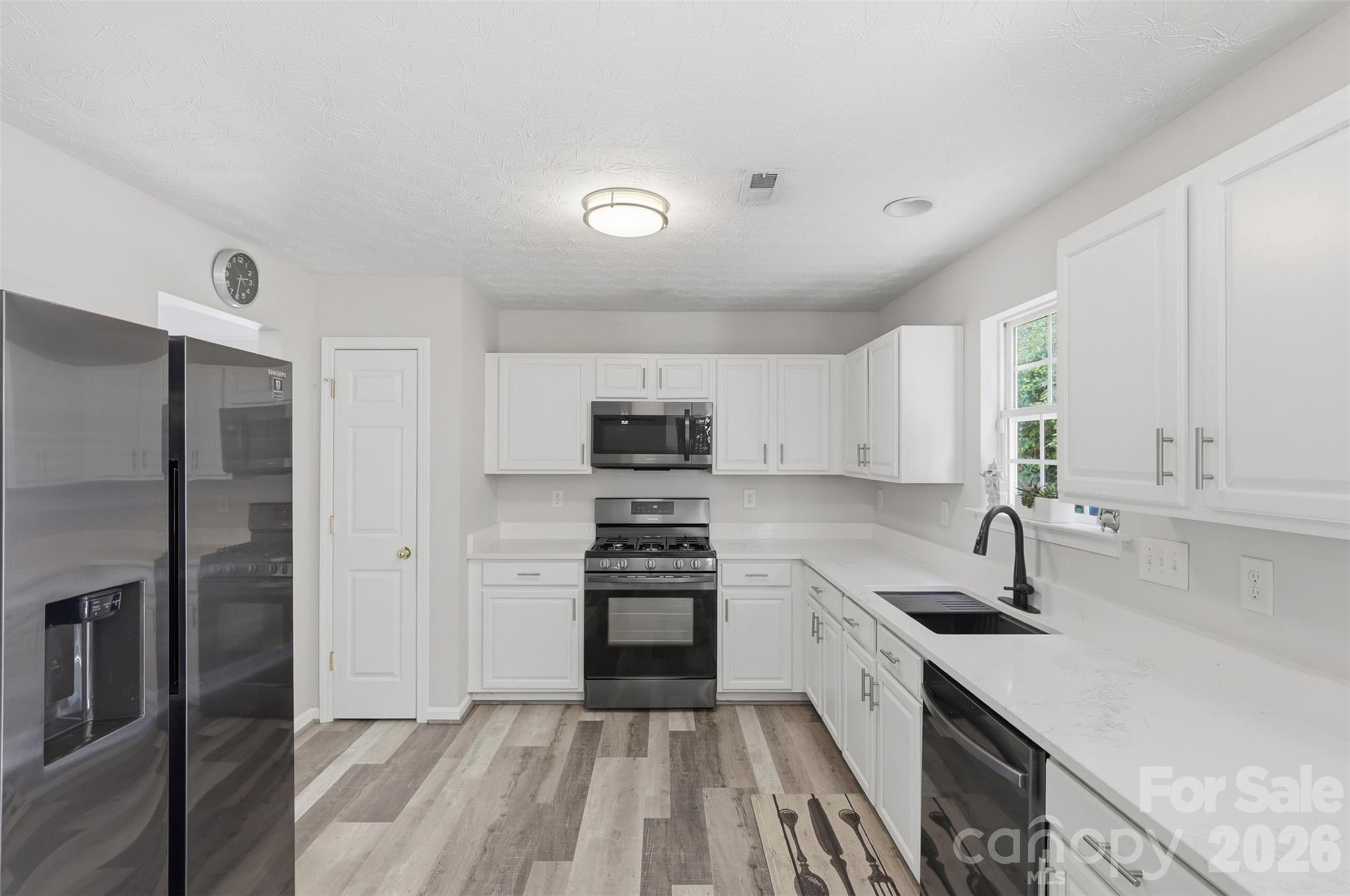 4923 Eagle Creek Drive Property Photo 10