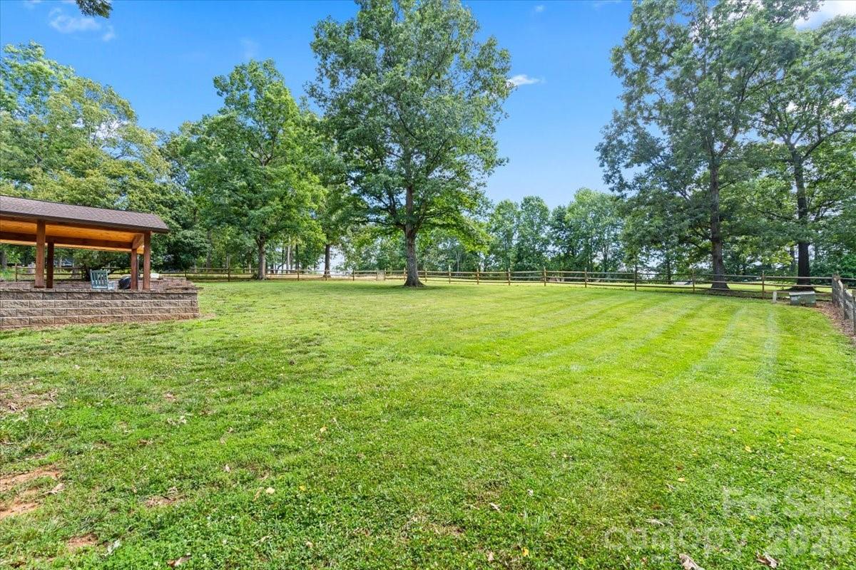 4024 Wandering Lane Property Photo 4