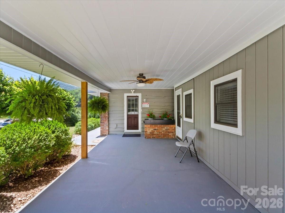39 Hawthorne Lane Property Photo 3