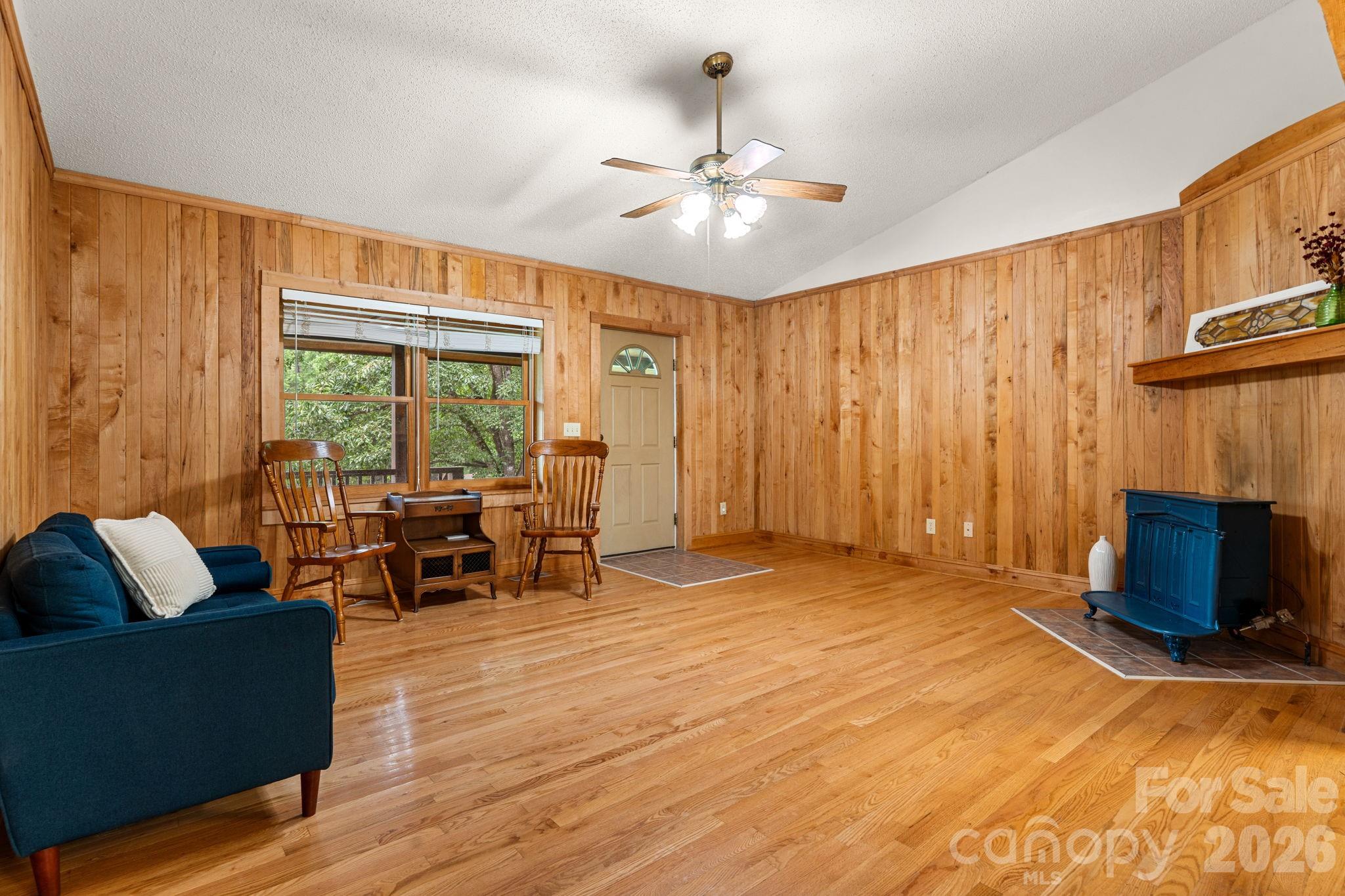 633 Wilson Lane Property Photo 4