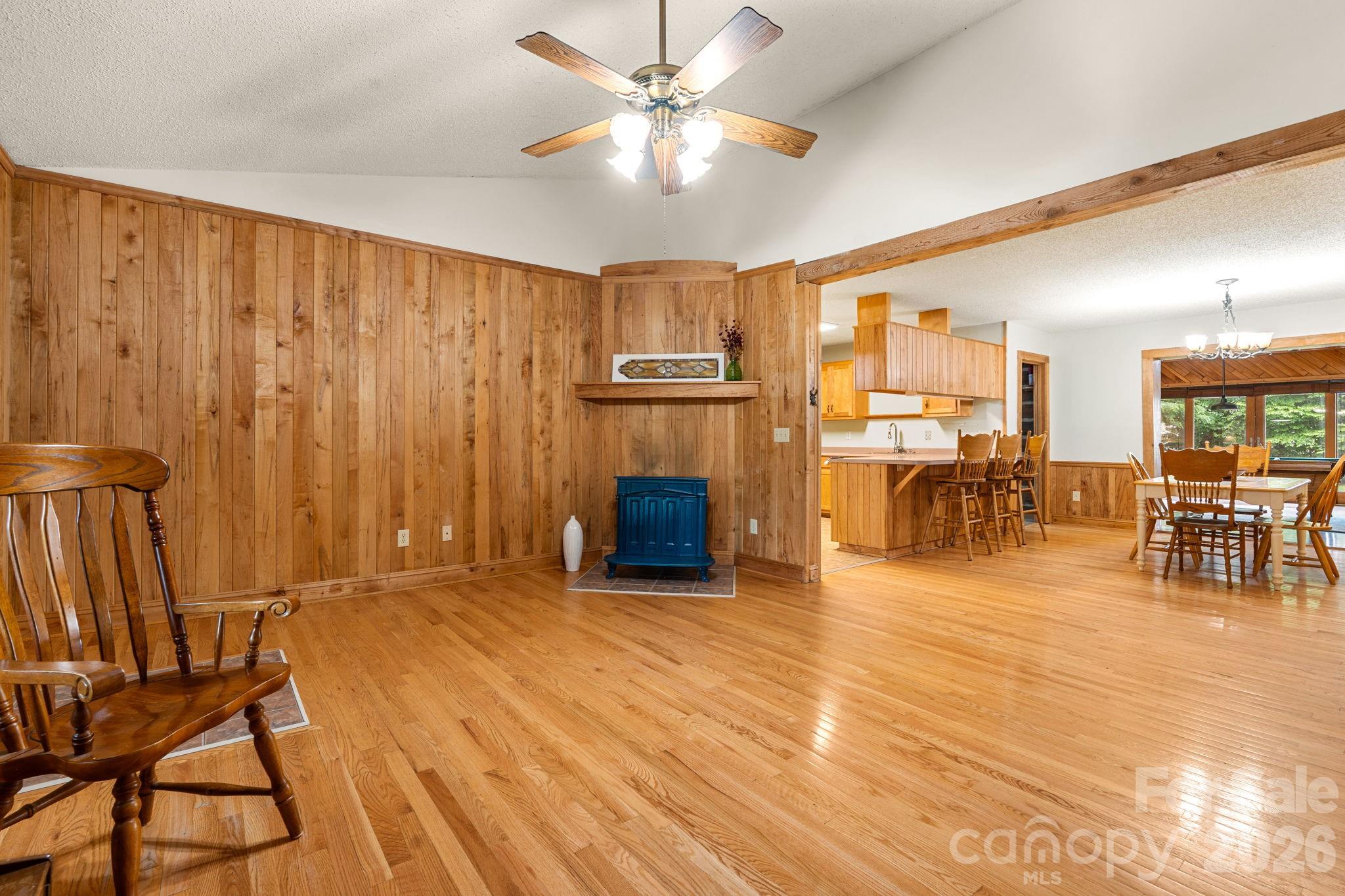 633 Wilson Lane Property Photo 5