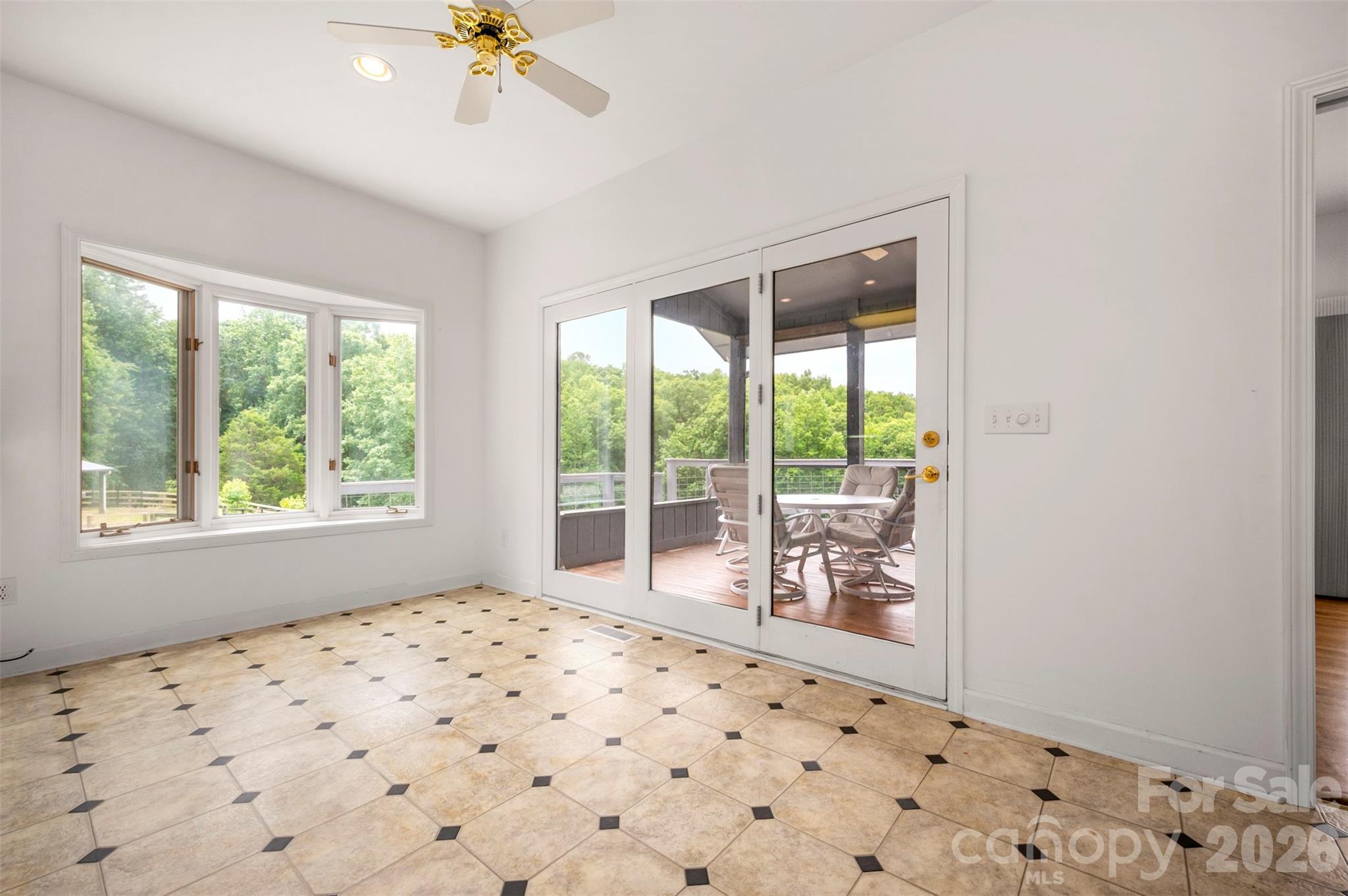 441 Lower Ridgeview Road Property Photo 11