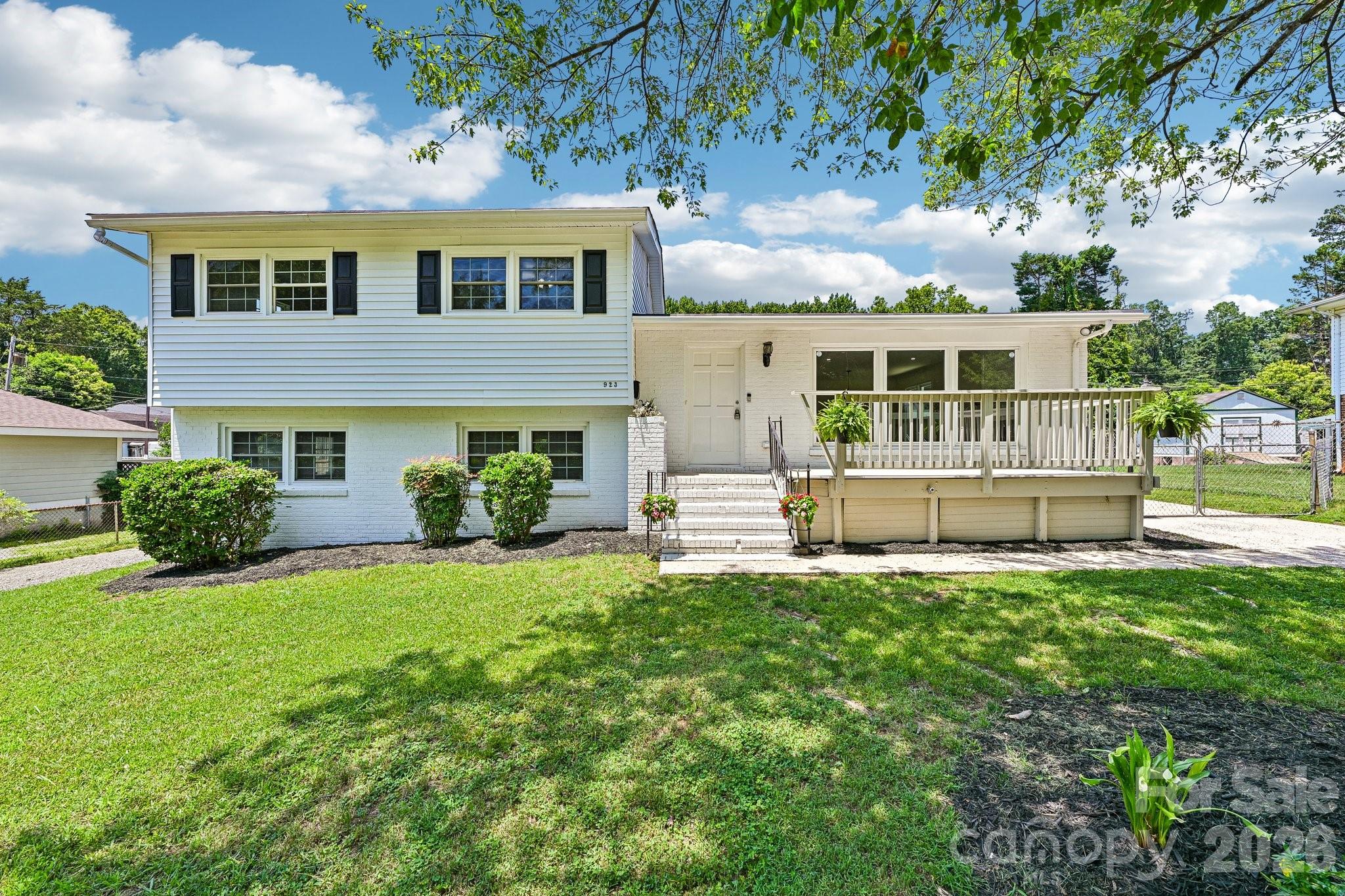 923 Yuma Street Property Photo 1