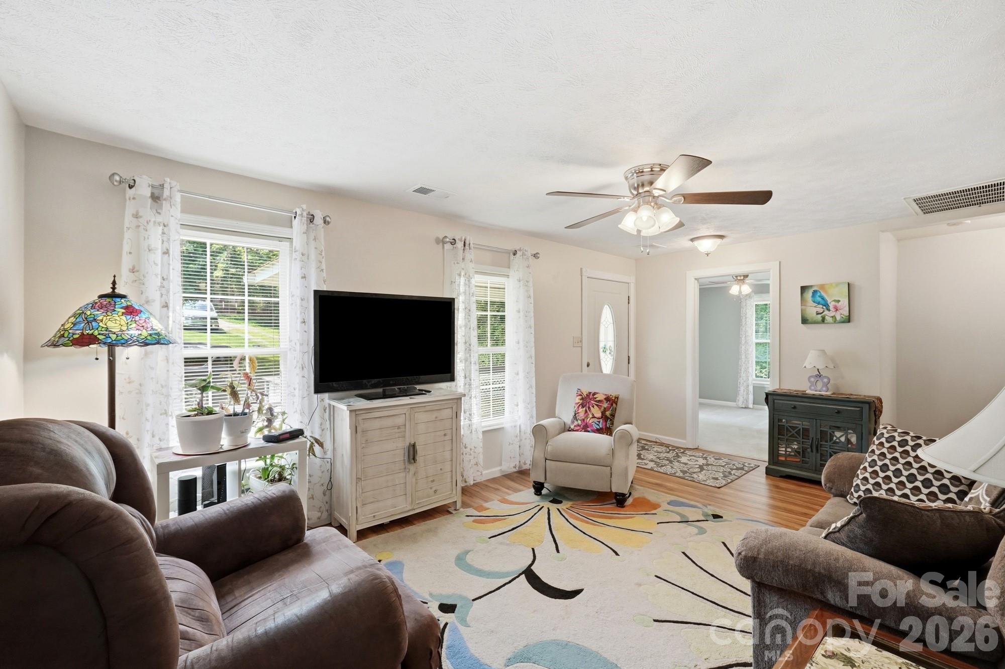 928 Oval Street Property Photo 6