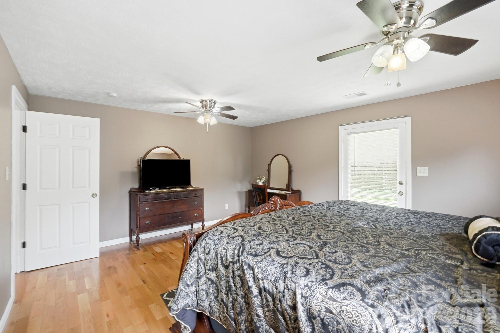928 Oval Street Property Photo 10