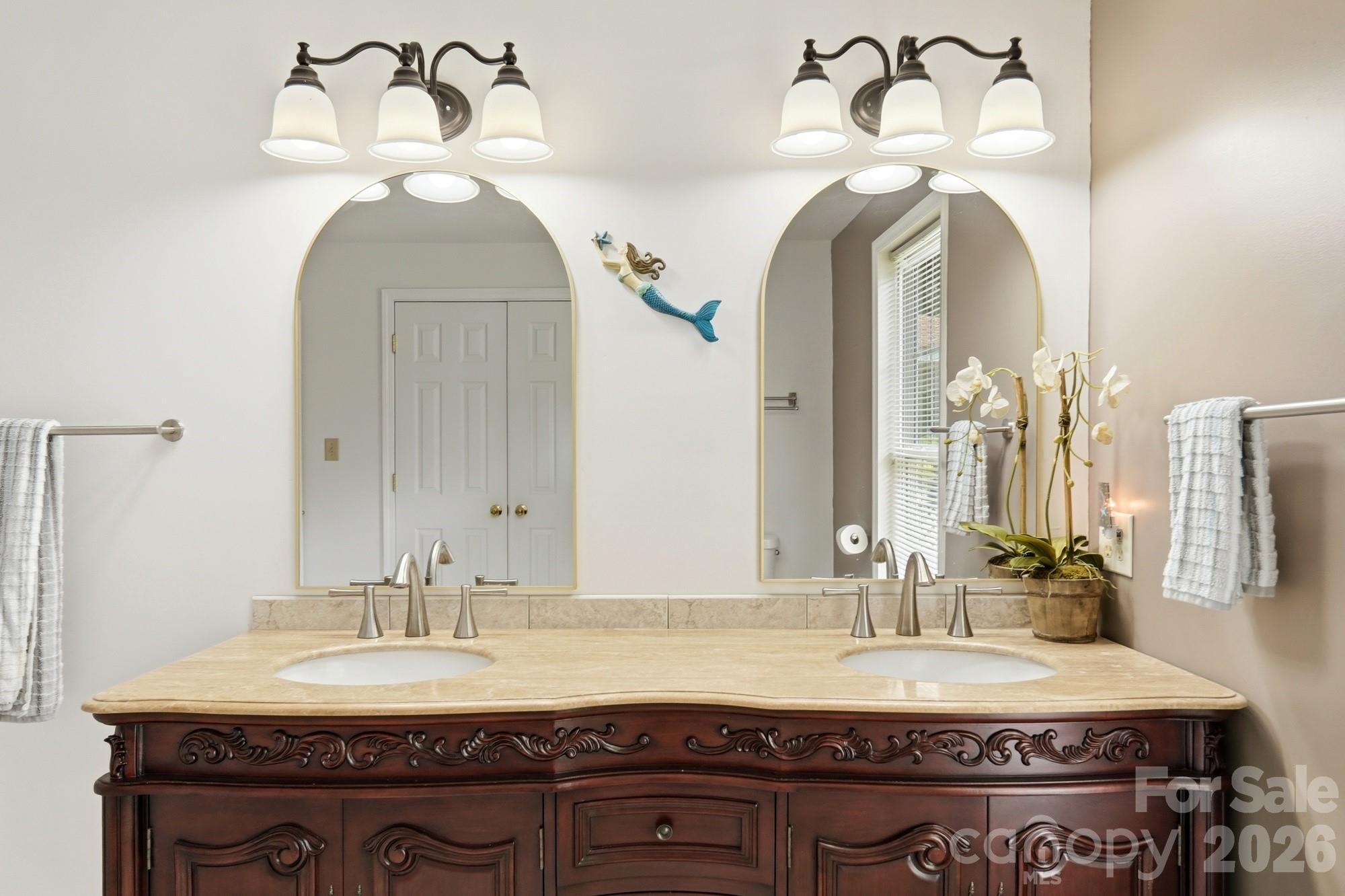 928 Oval Street Property Photo 12