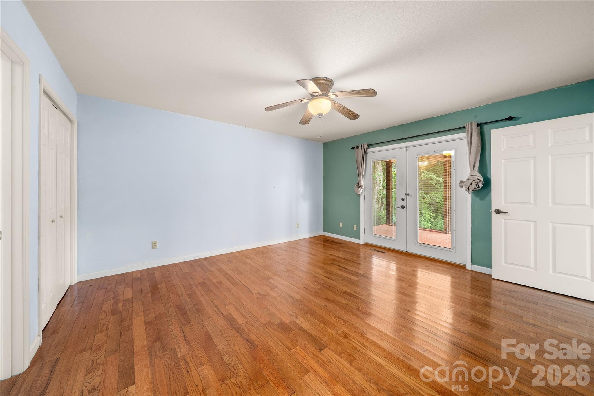 847 N Lakeside Drive Property Photo 6