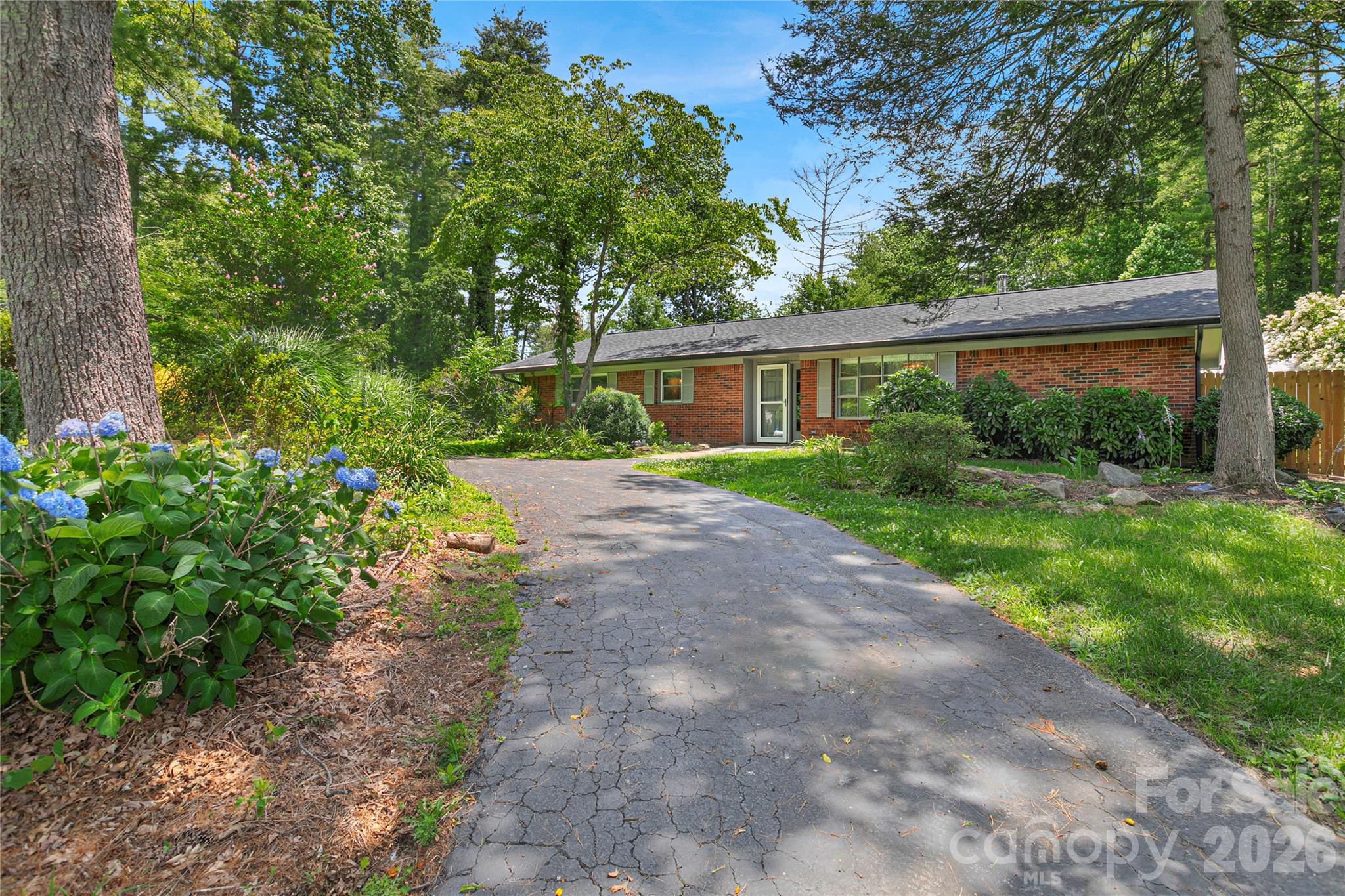 138 Surry Lane Property Photo 1