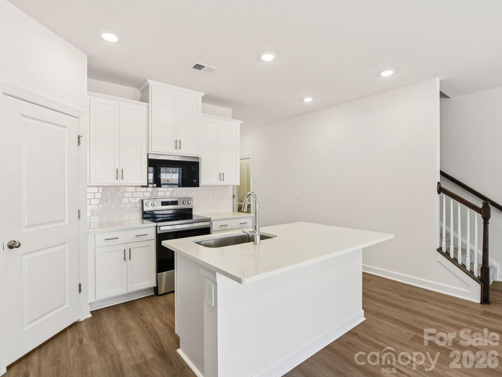 1125 Rosetta Drive Property Photo 2