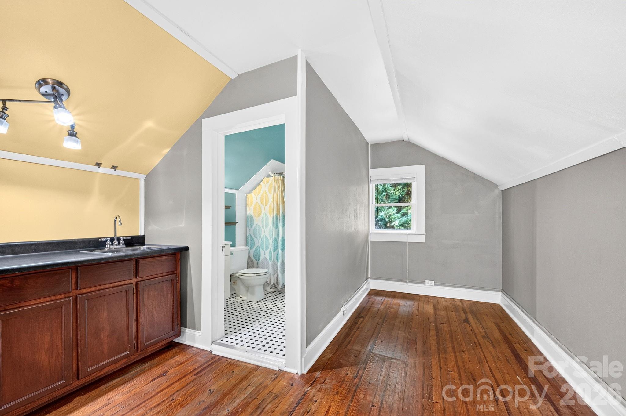 72 Ivanhoe Avenue Property Photo 21