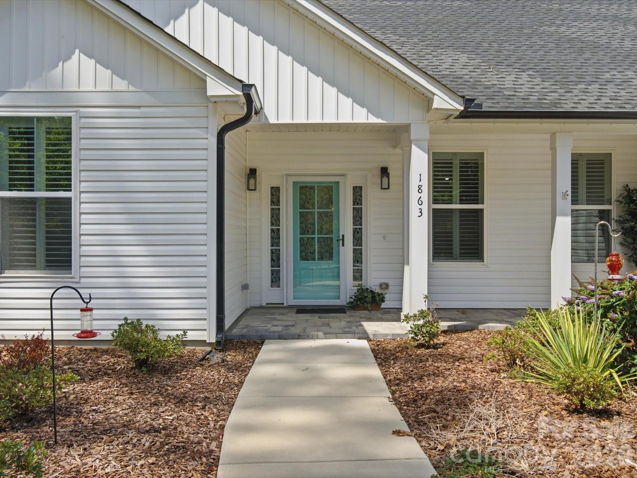 1863 Sardis Drive Property Photo 2