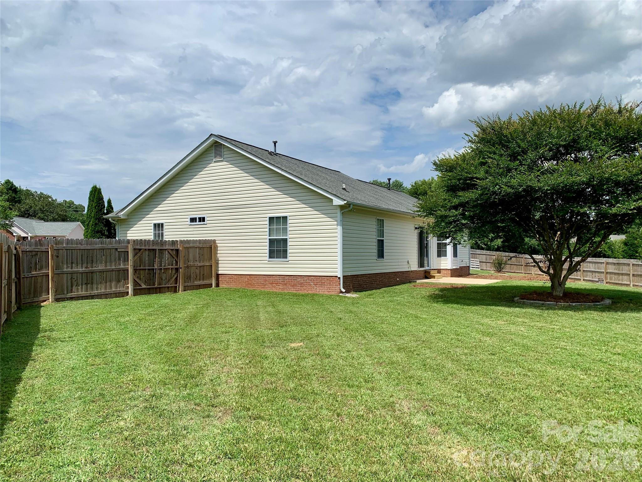 2301 Hunters Way Property Photo 2
