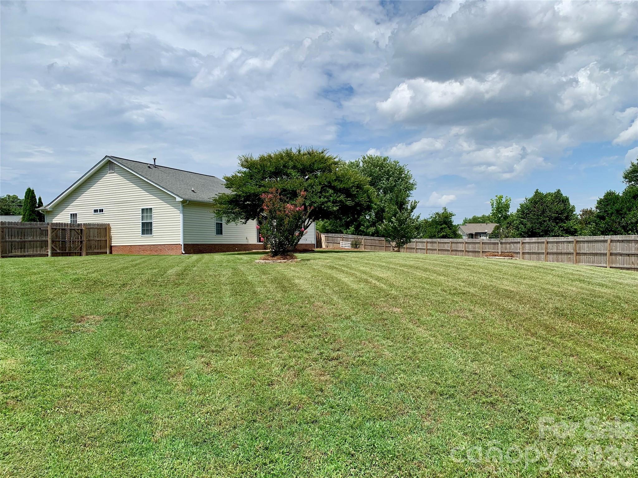 2301 Hunters Way Property Photo 4