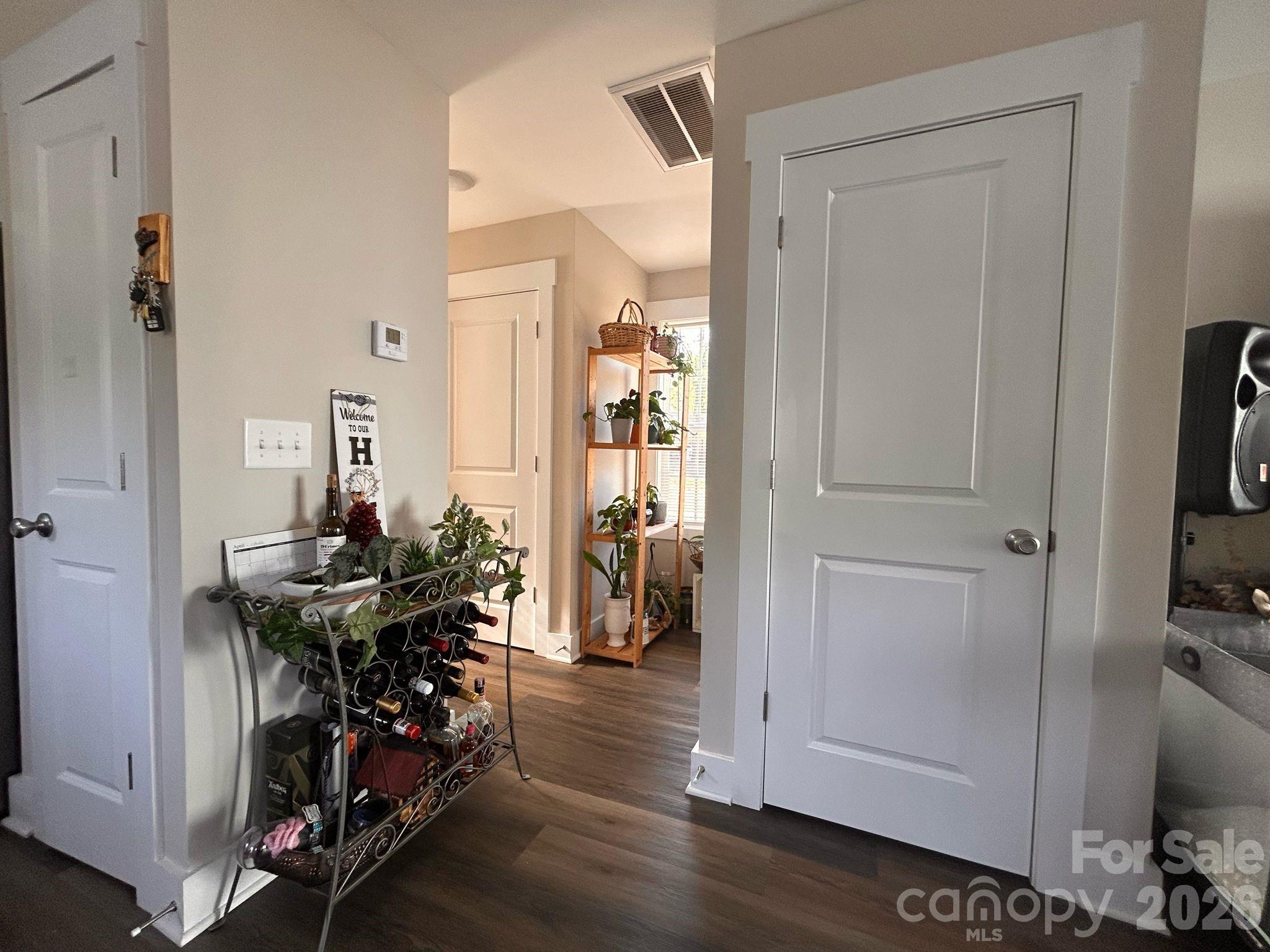 606 E Carpenter Street Property Photo 4