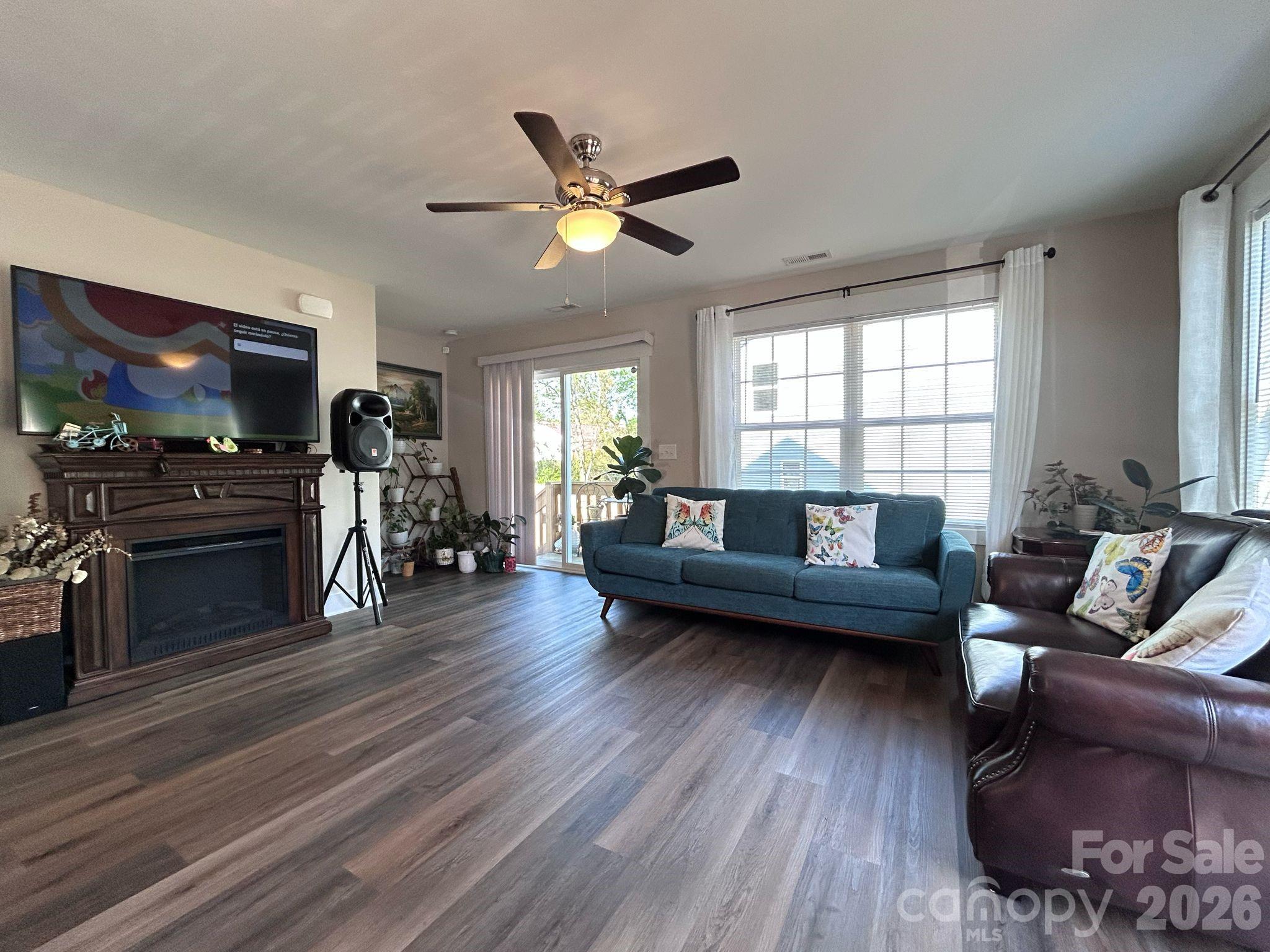606 E Carpenter Street Property Photo 5