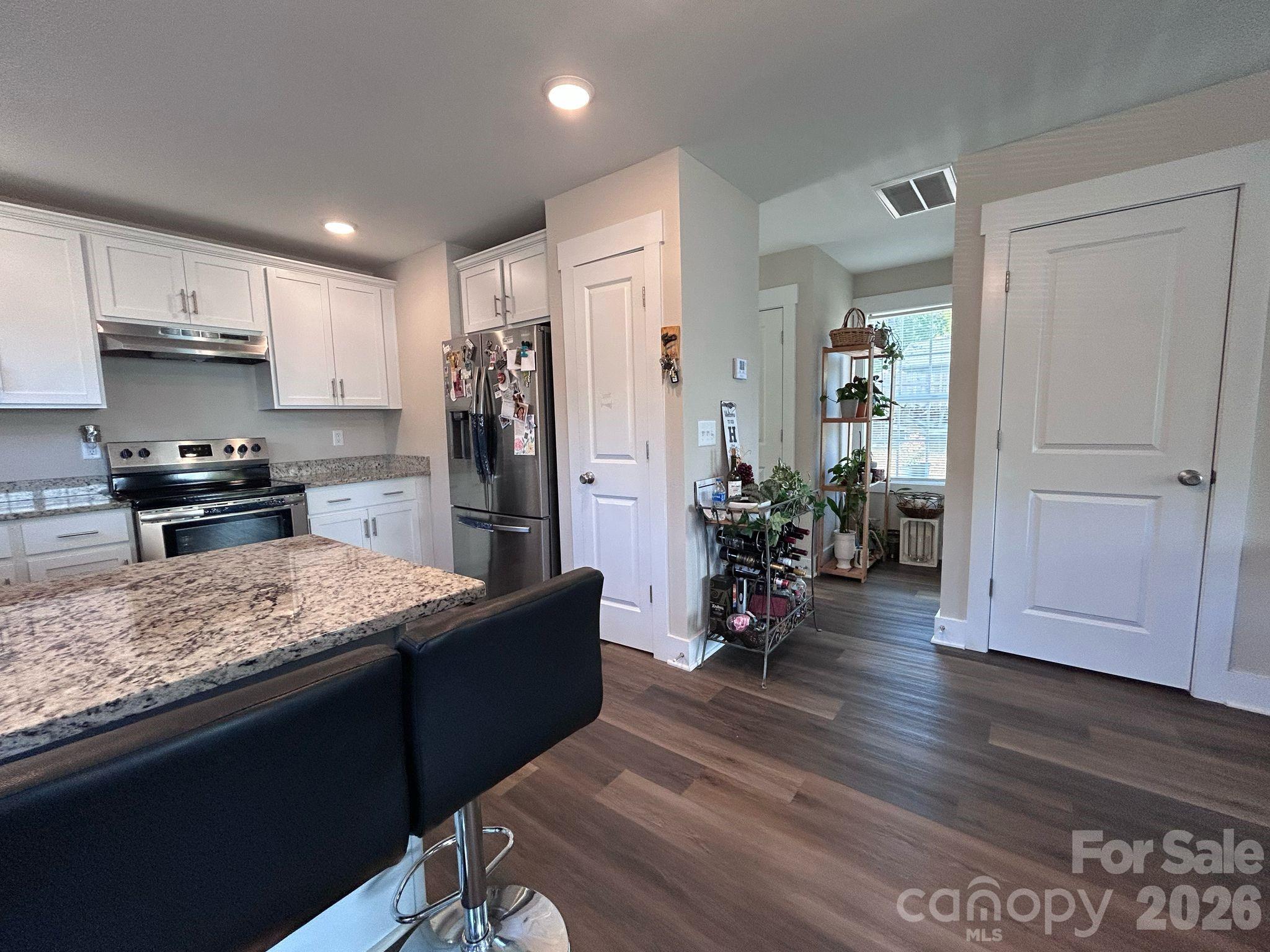 606 E Carpenter Street Property Photo 6
