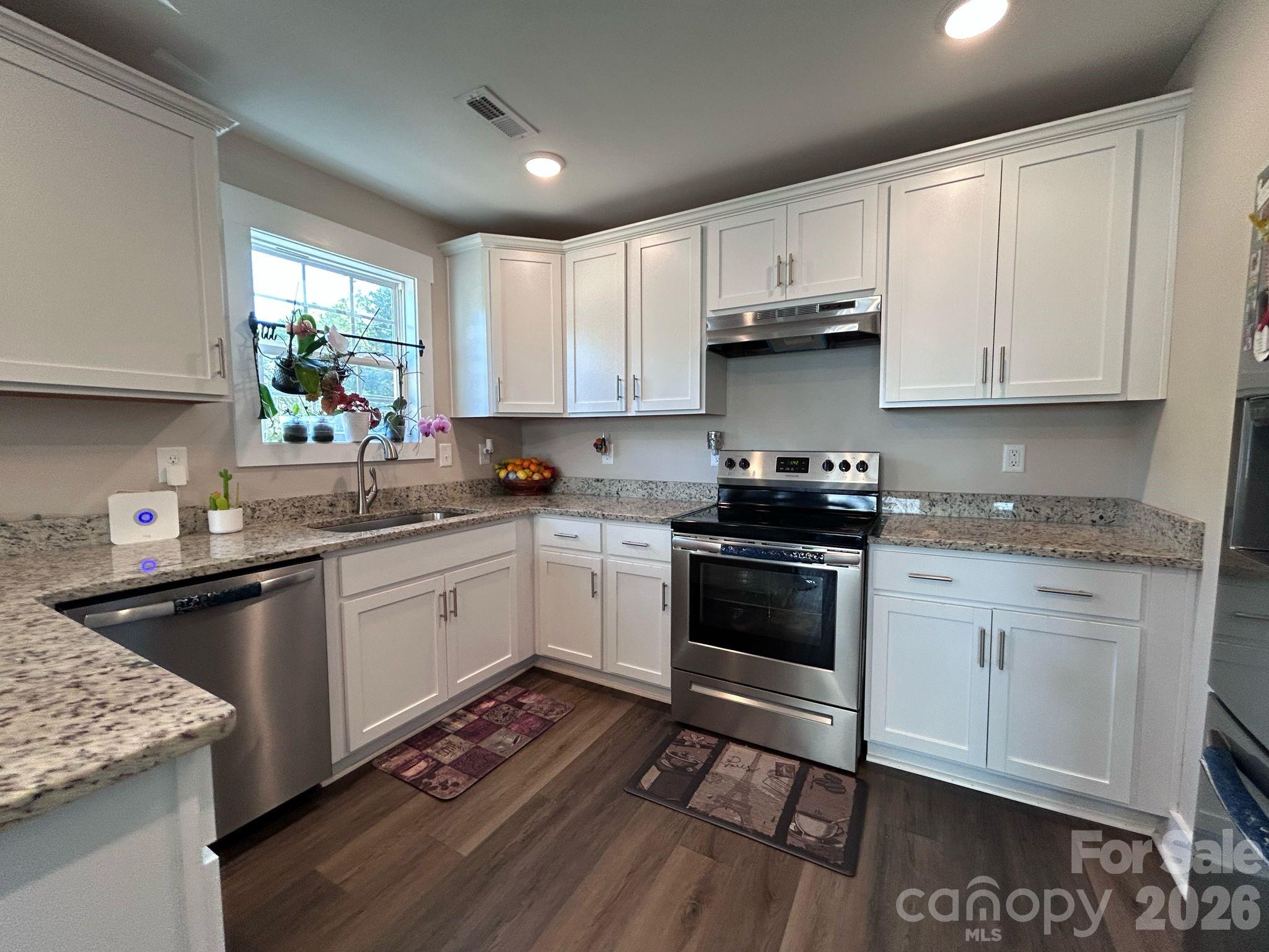 606 E Carpenter Street Property Photo 8