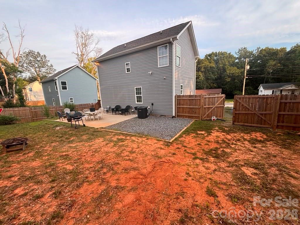 606 E Carpenter Street Property Photo 9
