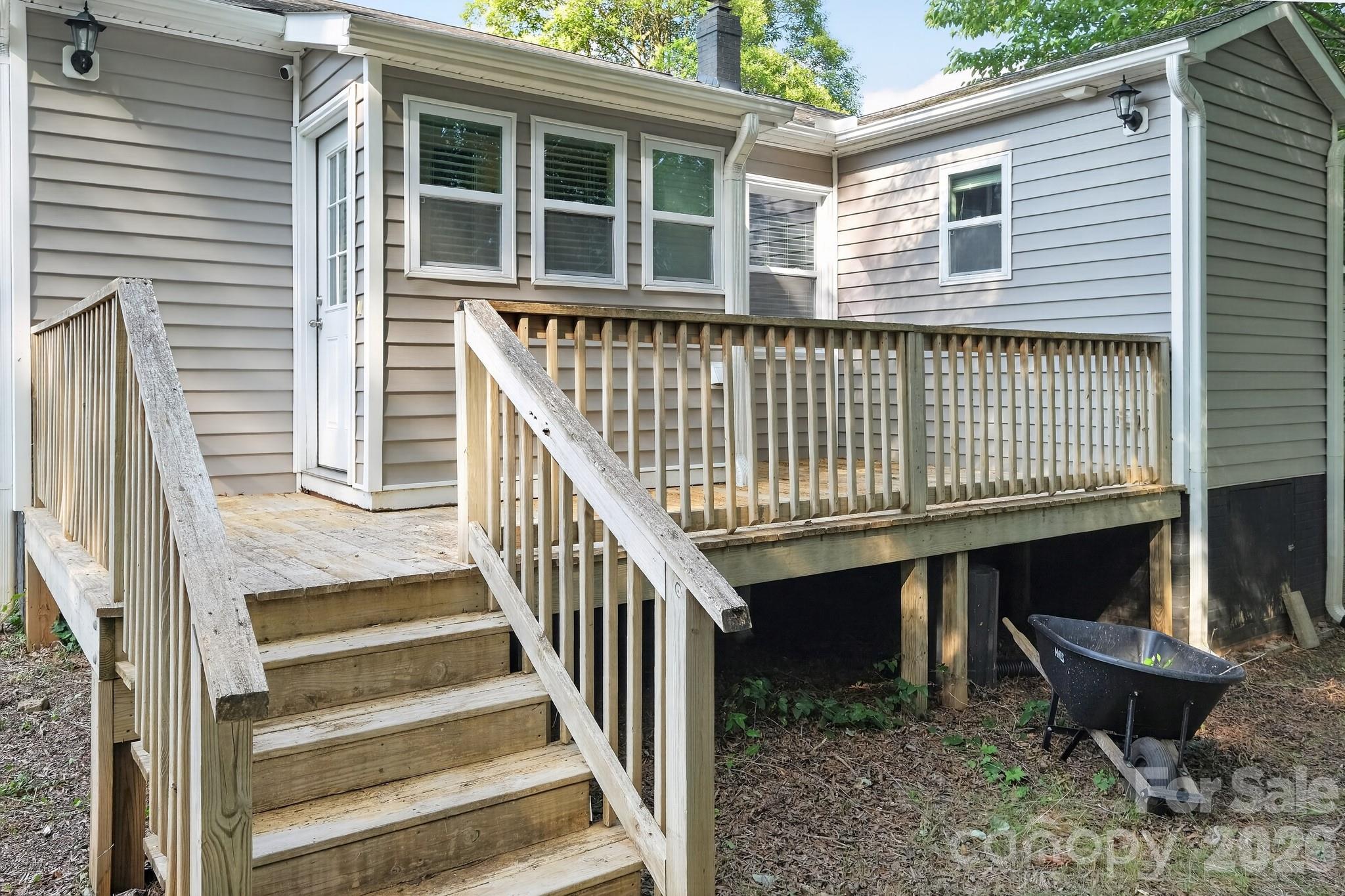 303 W Ketchie Street Property Photo 4